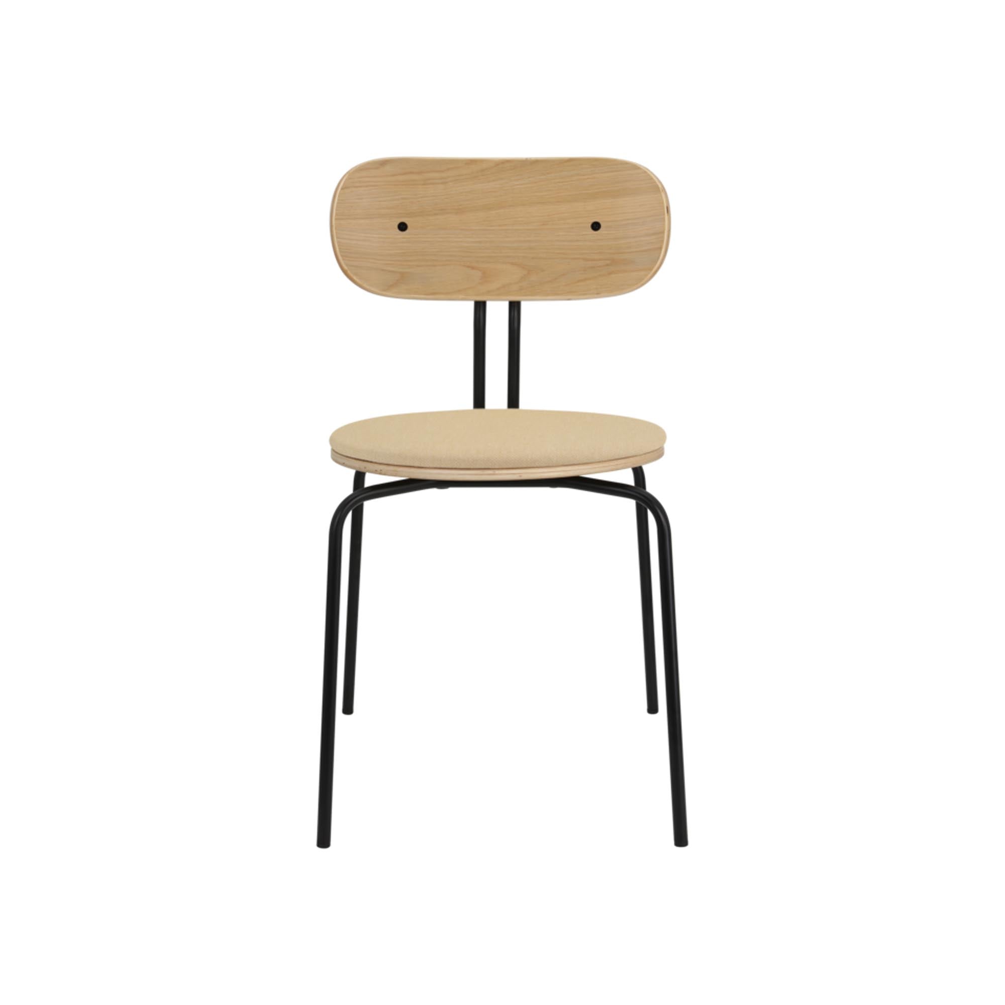 Entdecken Sie den Curious Stuhl gepolstert von Umage – skandinavisches Design trifft auf höchsten Sitzkomfort und vielseitige Einsatzmöglichkeiten.