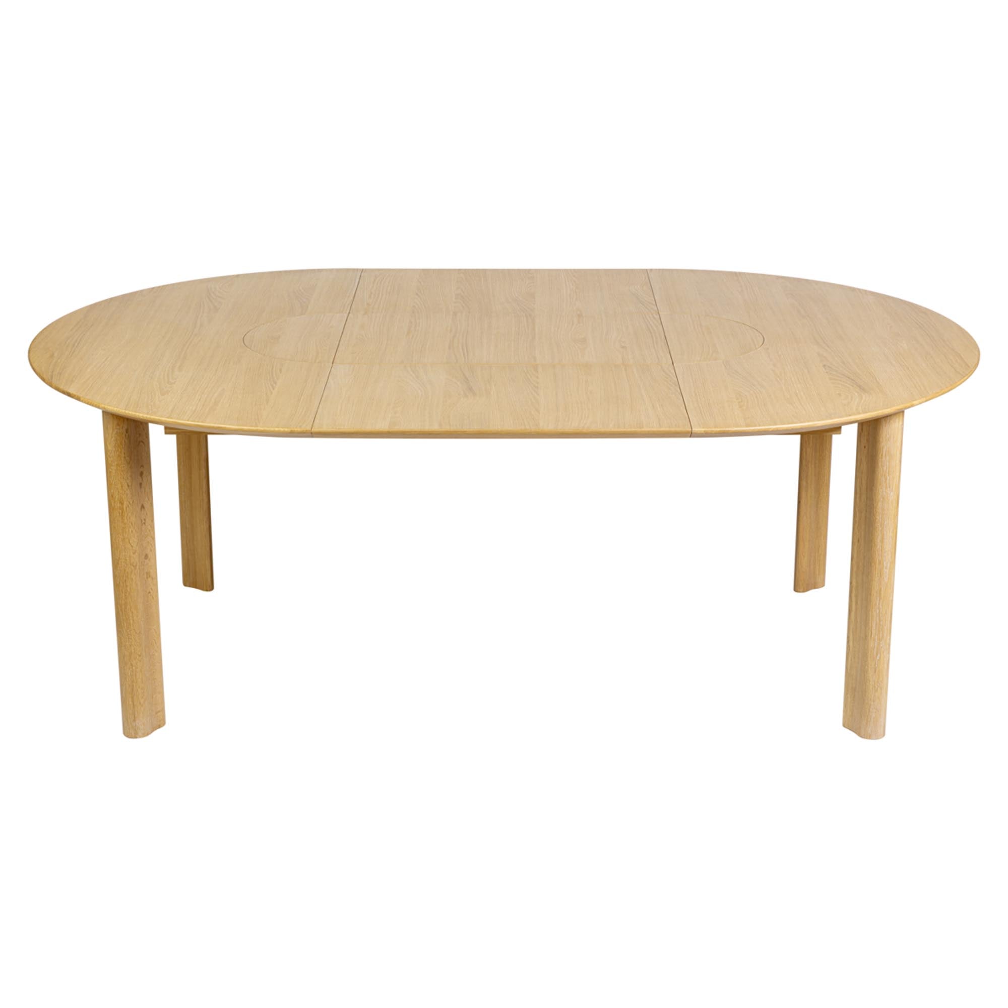 Entdecken Sie den Comfort Circle Esstisch von Umage: Ausziehbar, aus hochwertiger Eiche, ideal für moderne Essbereiche und gesellige Anlässe.