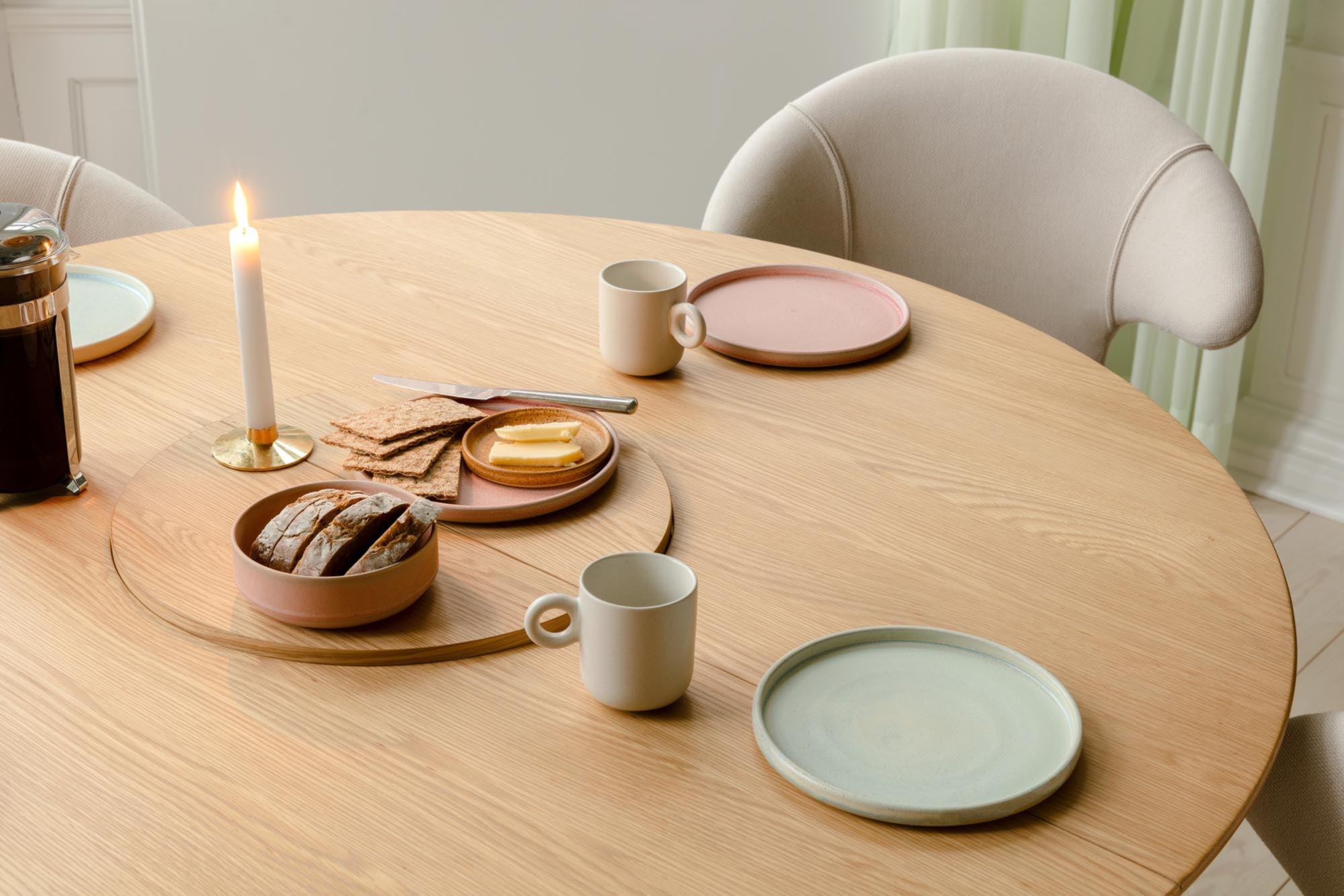 Eleganter, ausziehbarer Comfort Circle Esstisch von Umage aus heller Eiche. Perfekt für jeden Anlass und stilvolle Essbereiche.