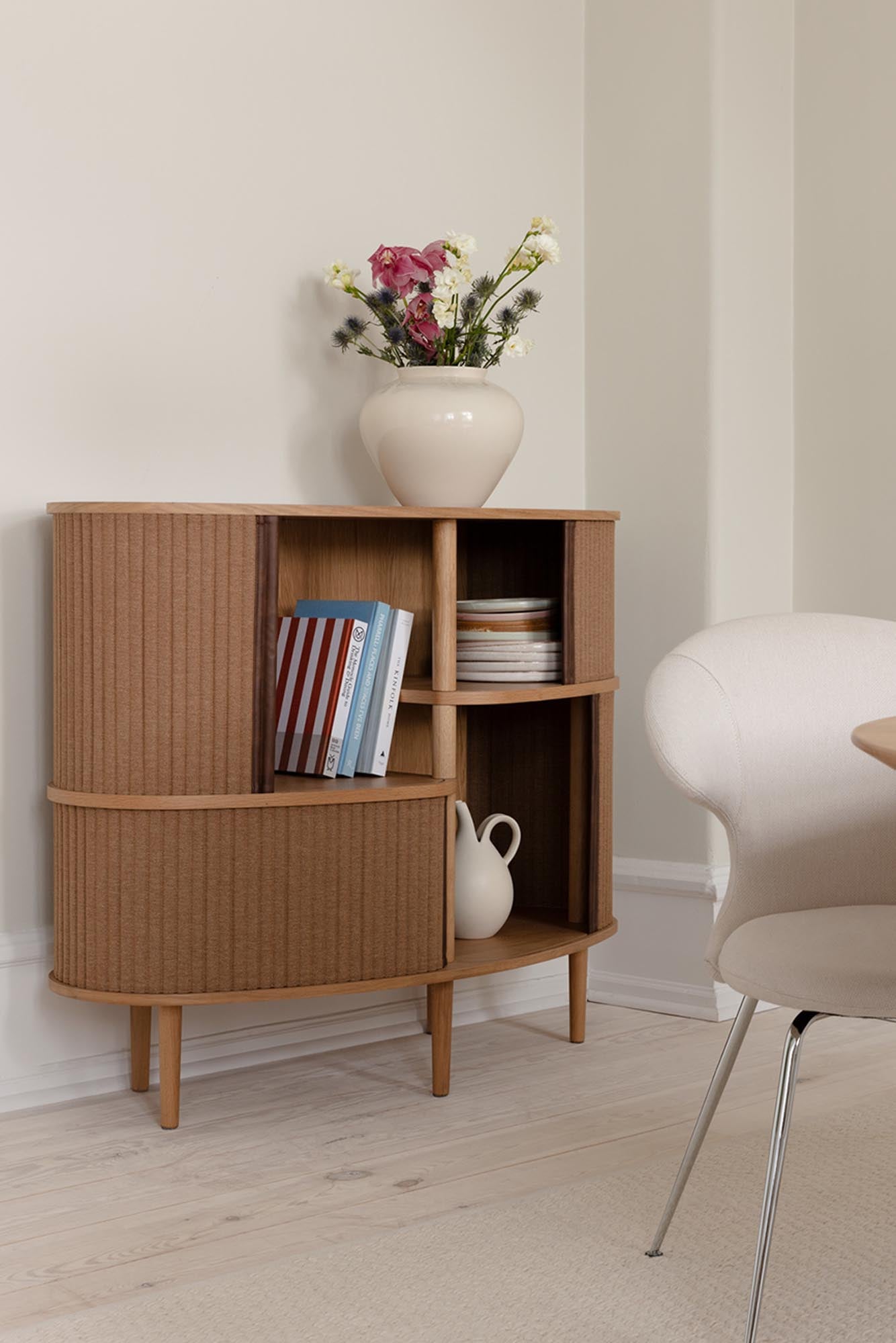 Elegantes Audacious Highboard von Umage: Hochwertige Eiche, vielseitiger Stauraum und skandinavischer Charme für Ihr Zuhause.