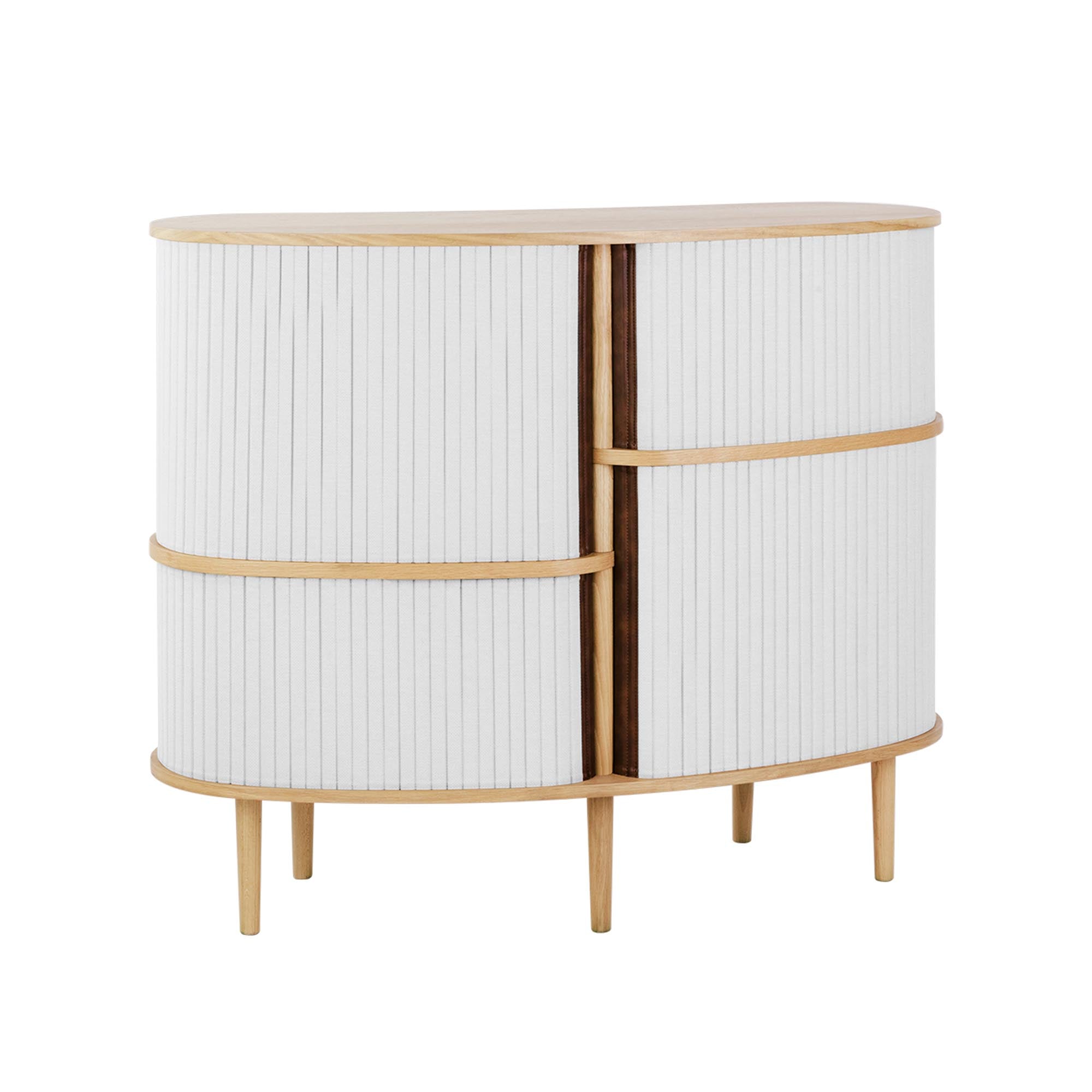 Stilvolles Audacious Highboard von Umage: Hochwertige Eiche, vielseitiger Stauraum und skandinavisches Design für jeden Raum.