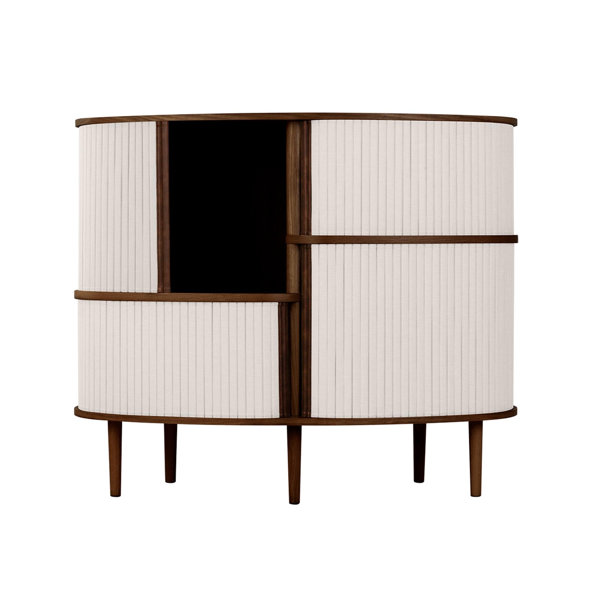 Elegantes Audacious Highboard von Umage: Hochwertige Eiche, vielseitiger Stauraum und skandinavischer Charme für Ihr Zuhause.