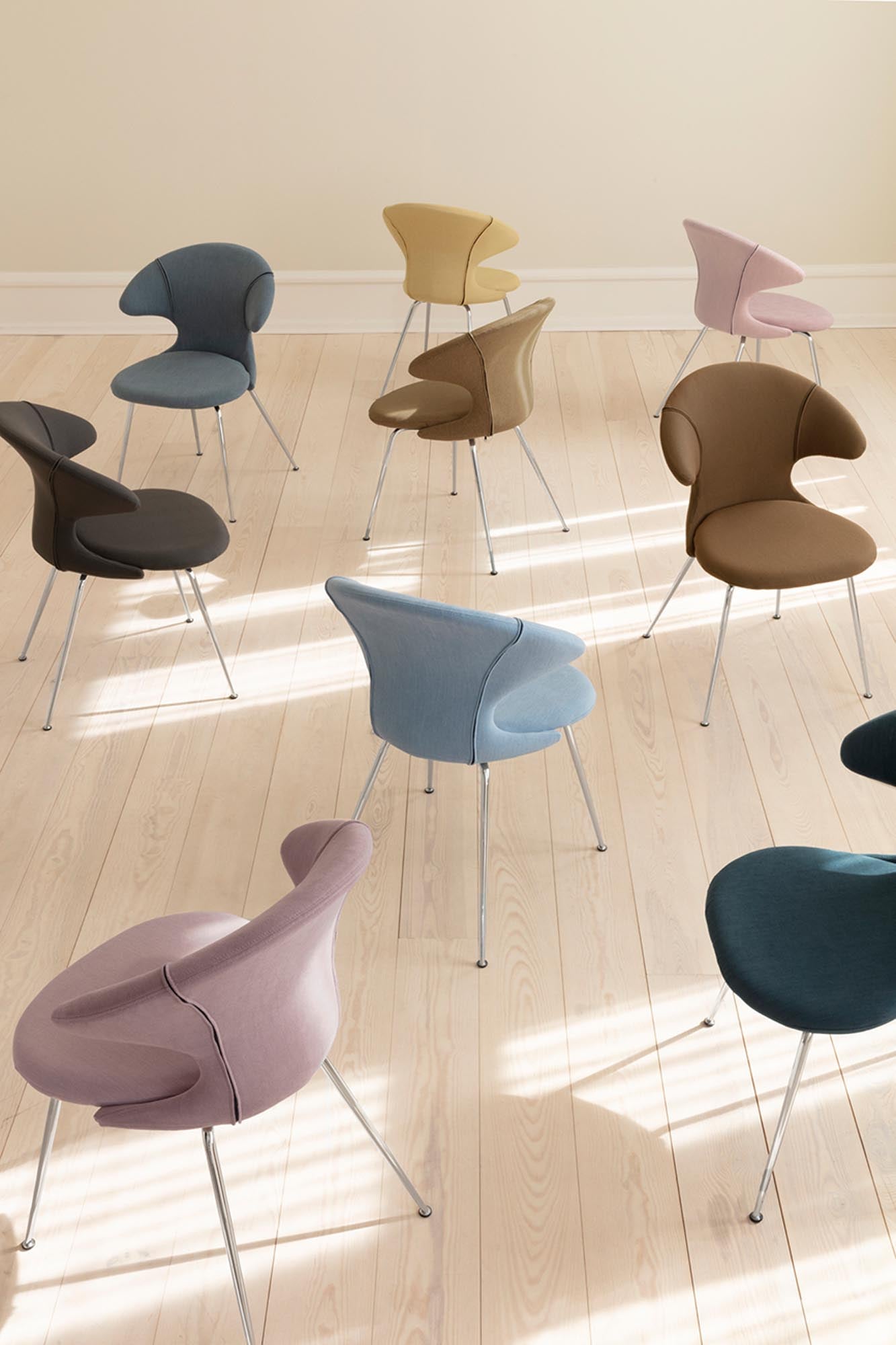 Eleganter Time Flies Stuhl von Umage in 17 einzigartigen Farben.