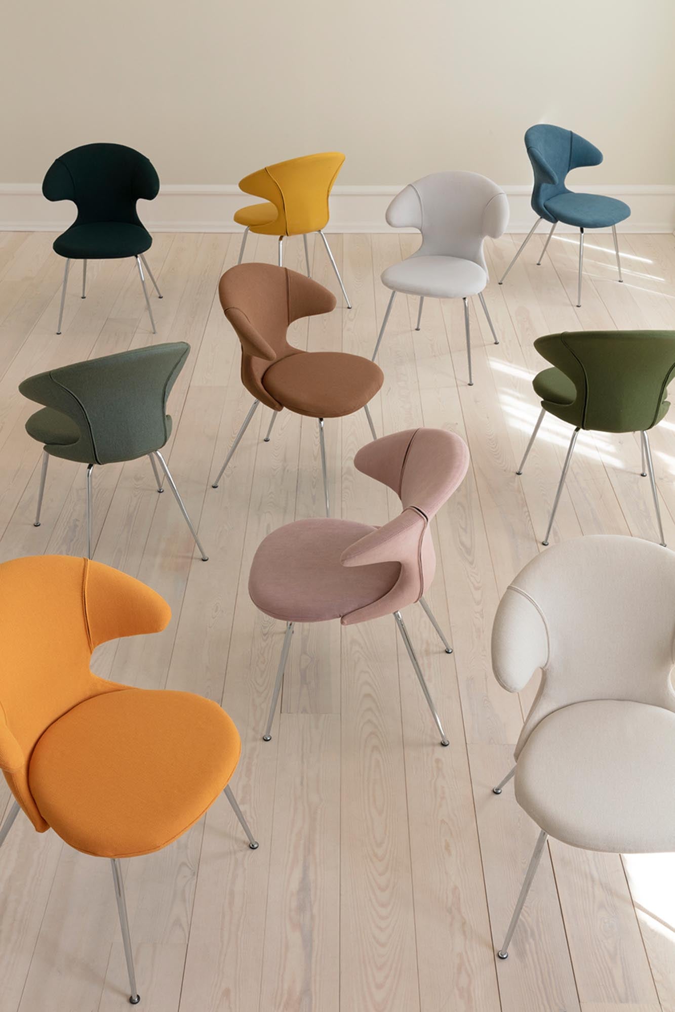 Moderner Time Flies Stuhl von Umage in 17 ausdrucksstarken Farben.