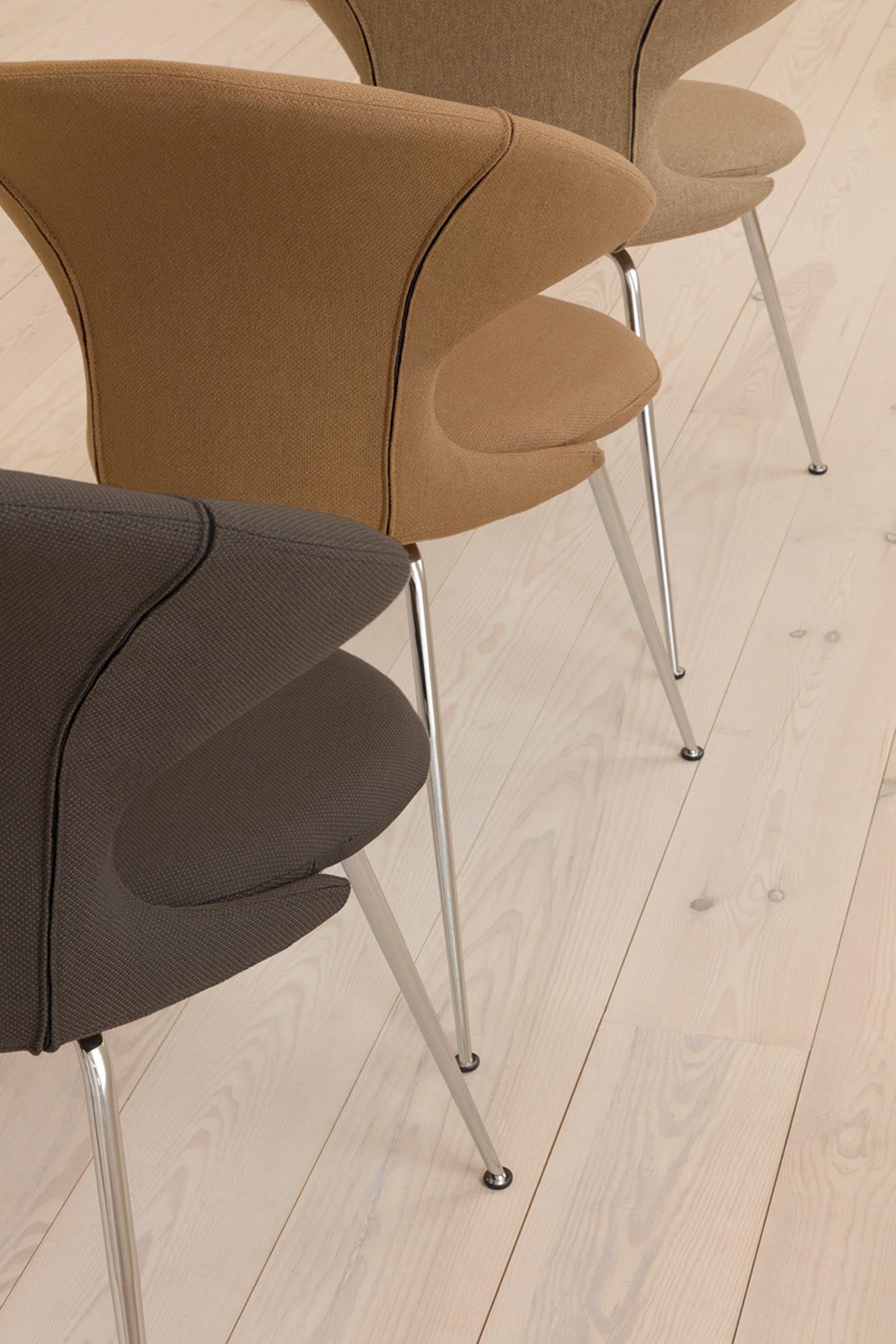 Entdecken Sie den stilvollen Time Flies Stuhl von Umage, erhältlich in 17 lebendigen Farben für jeden Einrichtungsstil.