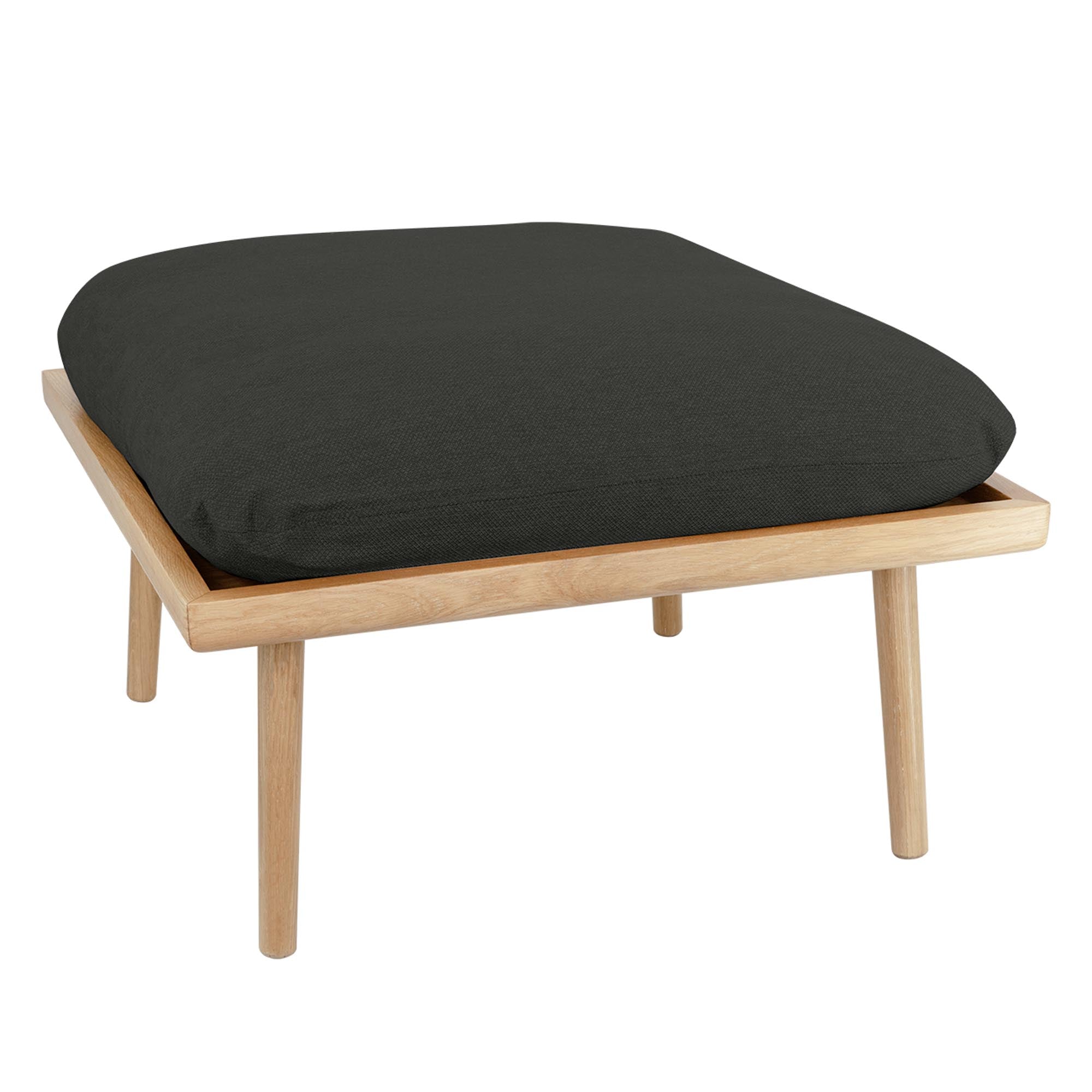 Entdecken Sie den Lounge Around Shuffle Pouffe von Umage – ein multifunktionales Möbelstück, das als Sitzgelegenheit oder stilvoller Couchtisch dient, inspiriert von skandinavischer Eleganz.