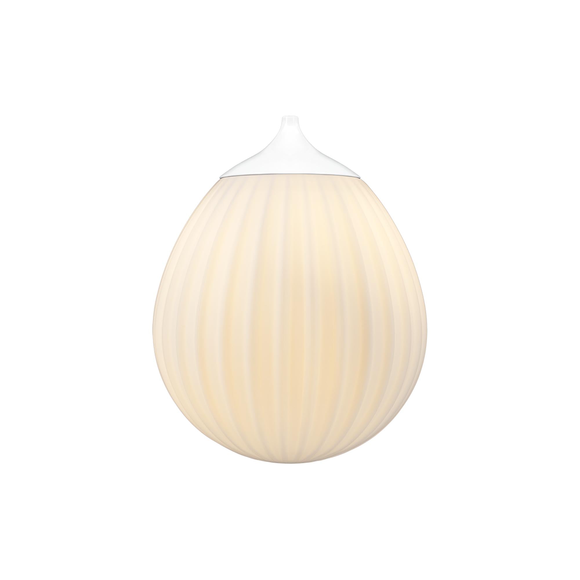 Die "Around the World" Pendelleuchte von Umage besticht durch ihr elegantes Opalglas und die ansprechende Form, die jeden Raum verzaubert.