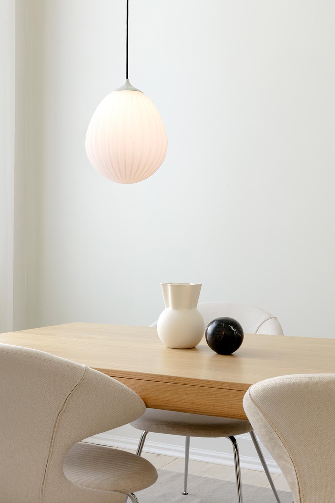 Die "Around the World" Pendelleuchte von Umage vereint mundgeblasenes Opalglas und ein einzigartiges Design, das an Heissluftballons erinnert.