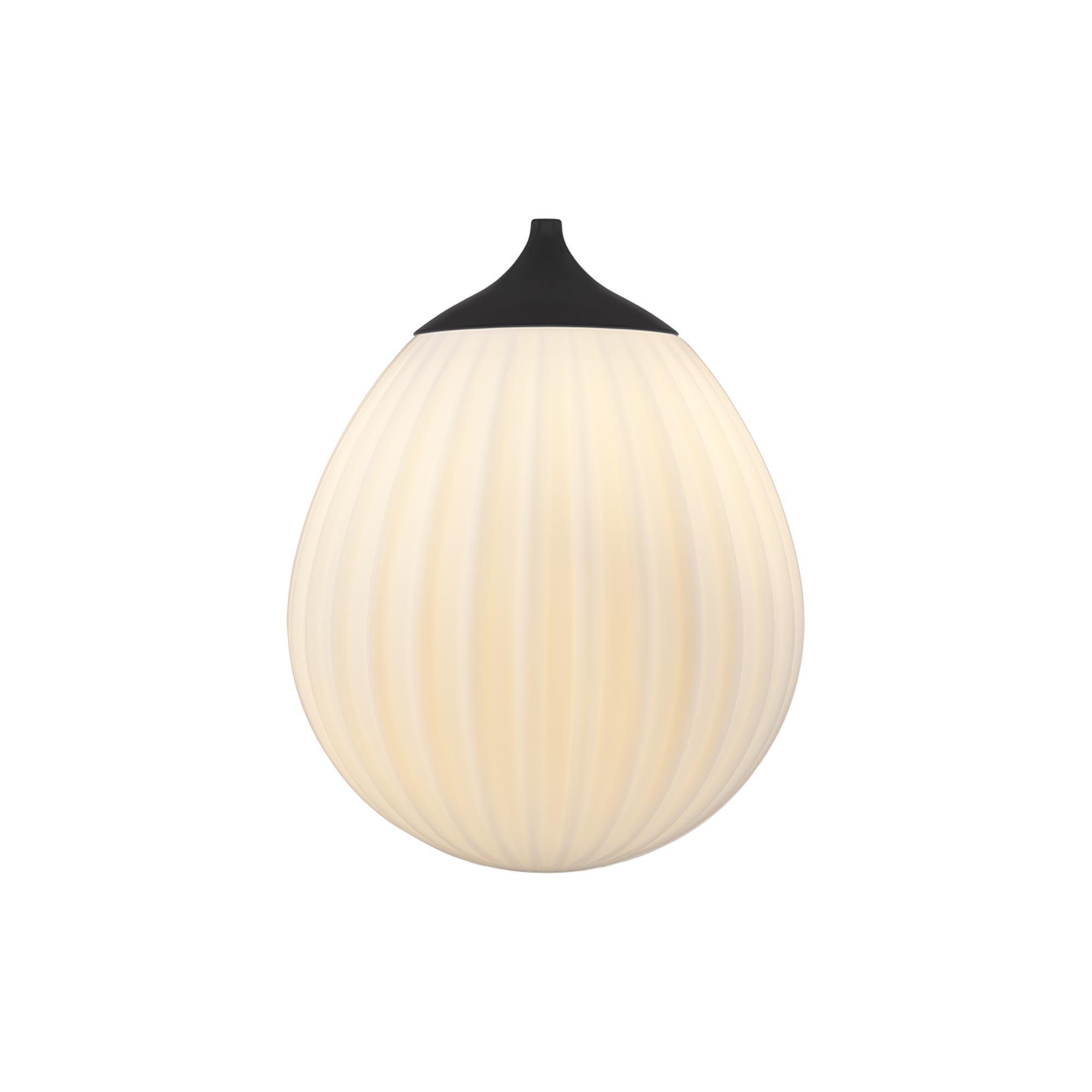 Entdecken Sie die Around the World Pendelleuchte von Umage – ein eleganter, handgefertigter Lampenschirm aus Opalglas, inspiriert von Heissluftballons.