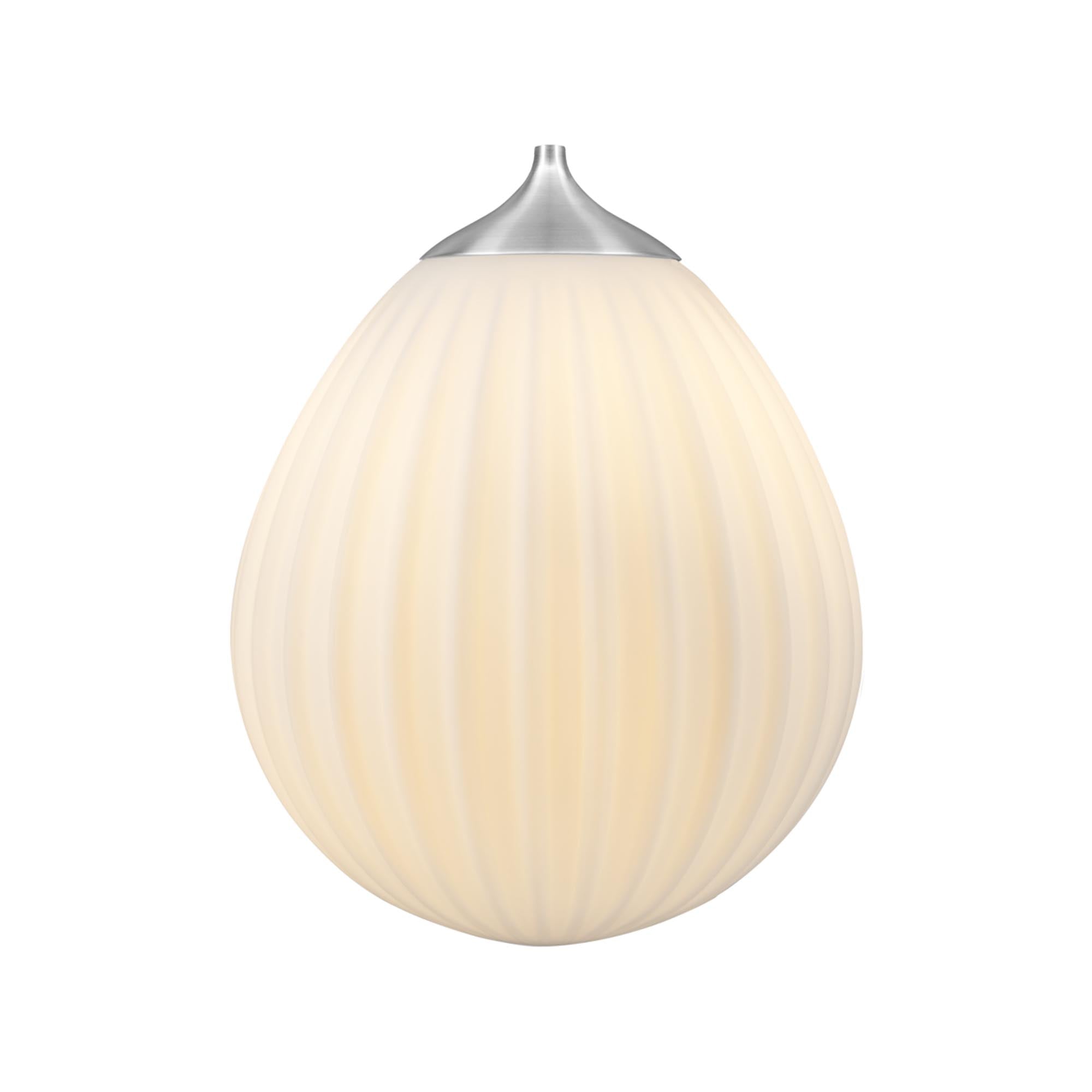 Entdecken Sie die Around the World Pendelleuchte von Umage: Ein handgefertigter Lampenschirm aus Opalglas, inspiriert von Heissluftballons.