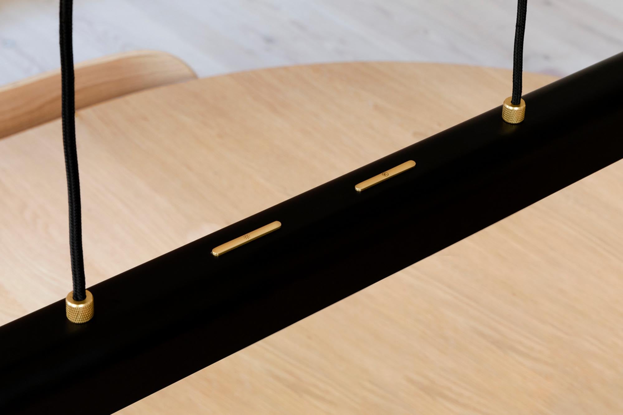 Die Hazel Branch Pendelleuchte von Umage kombiniert stilvolles Design mit funktionaler LED-Beleuchtung und passt perfekt über Esstische oder in Büros.