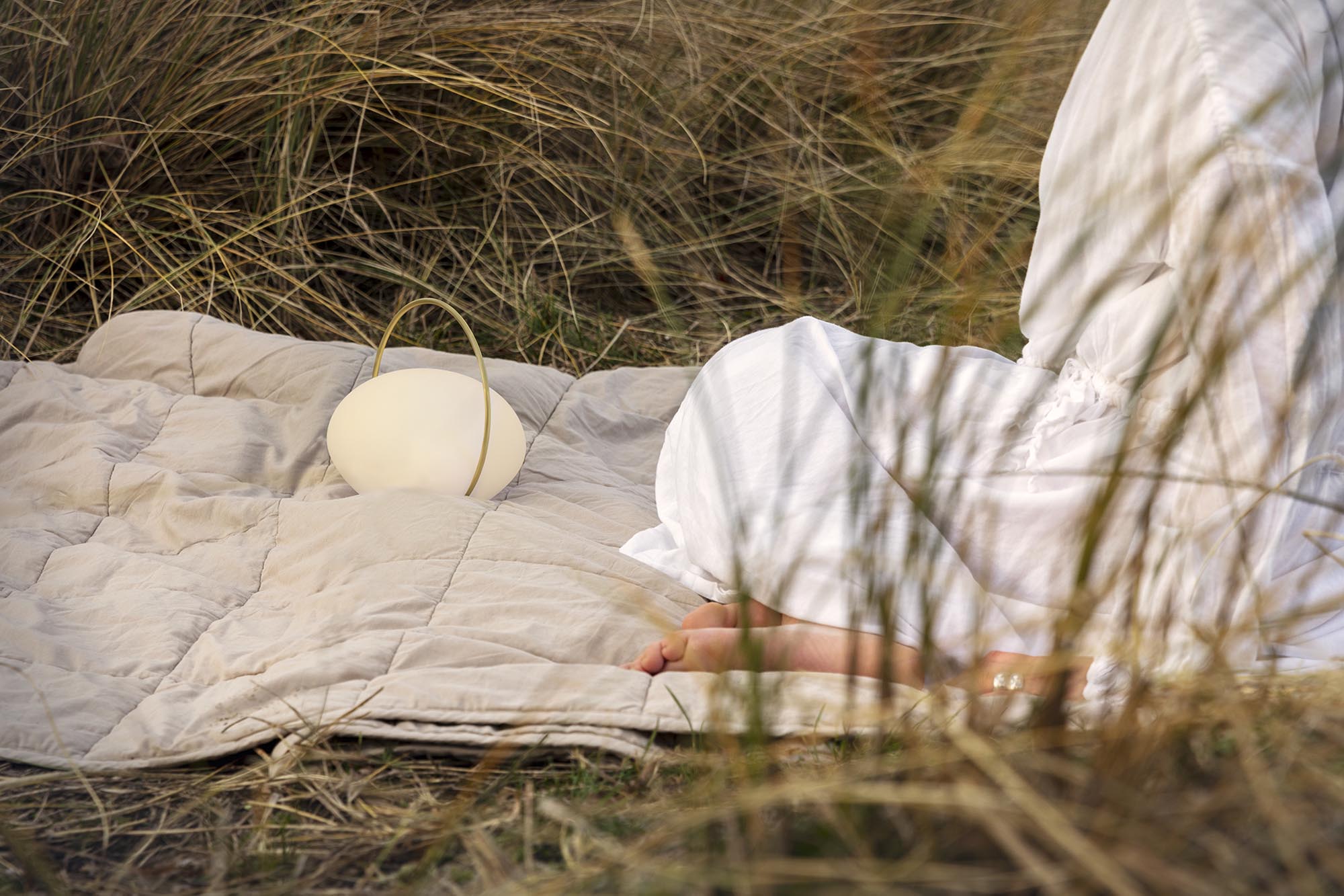 Entdecken Sie die Orbit Tischleuchte: Tragbar, kabellos und inspiriert vom Mond. Perfekt für jeden Anlass, drinnen und draußen.