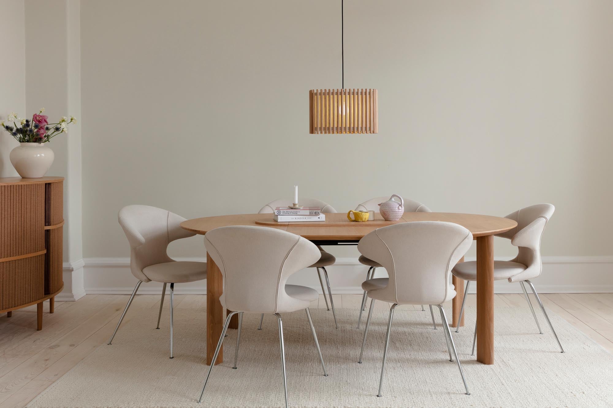 Der Komorebi Square Lampenschirm von Umage vereint Holz und Textil für eine beruhigende, flexible Beleuchtung in jedem Raum.