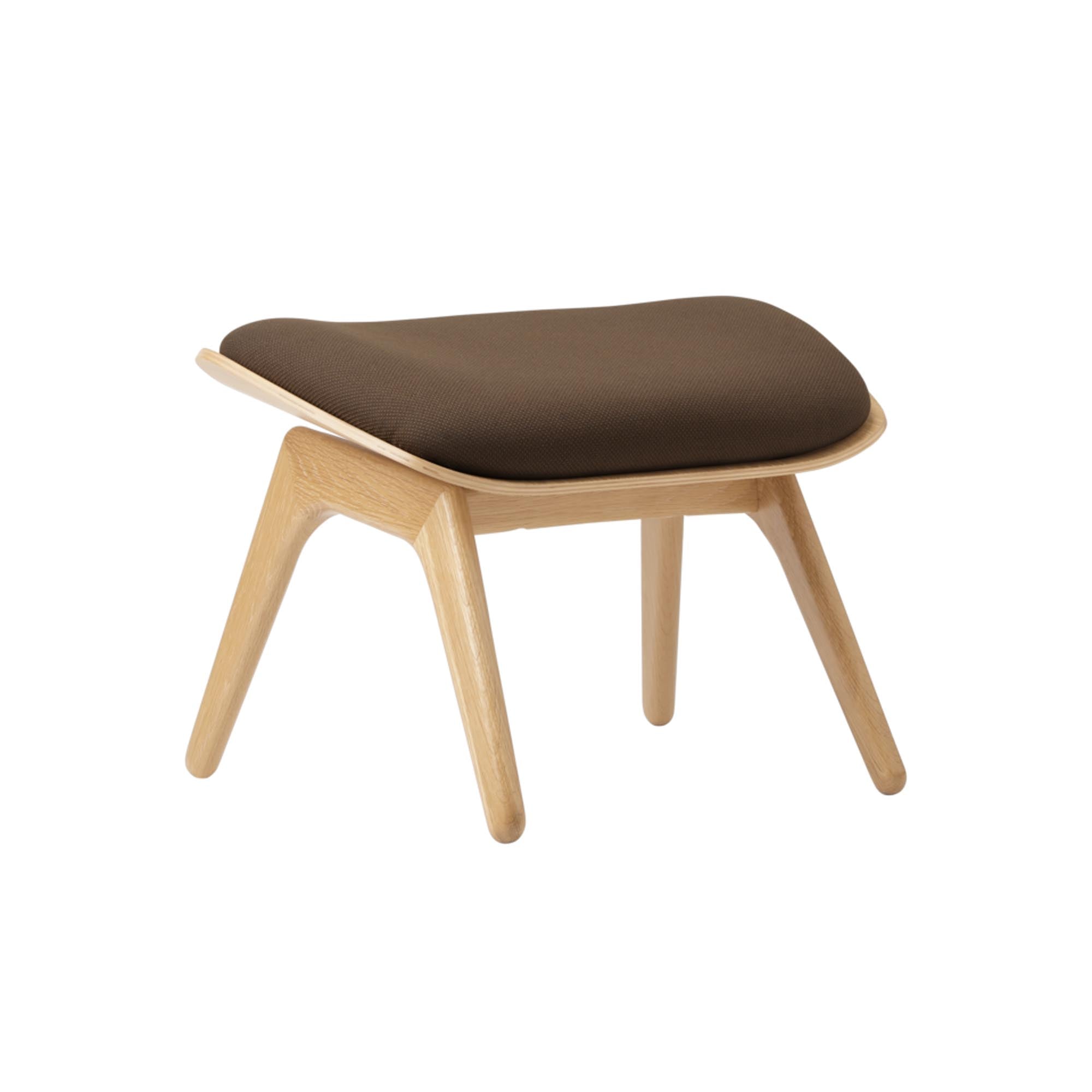 Entdecken Sie die Reader Ottoman von Umage: Elegantes Design mit Eichenbeinen, skandinavischen Farben und vielfältigen Stoffoptionen.