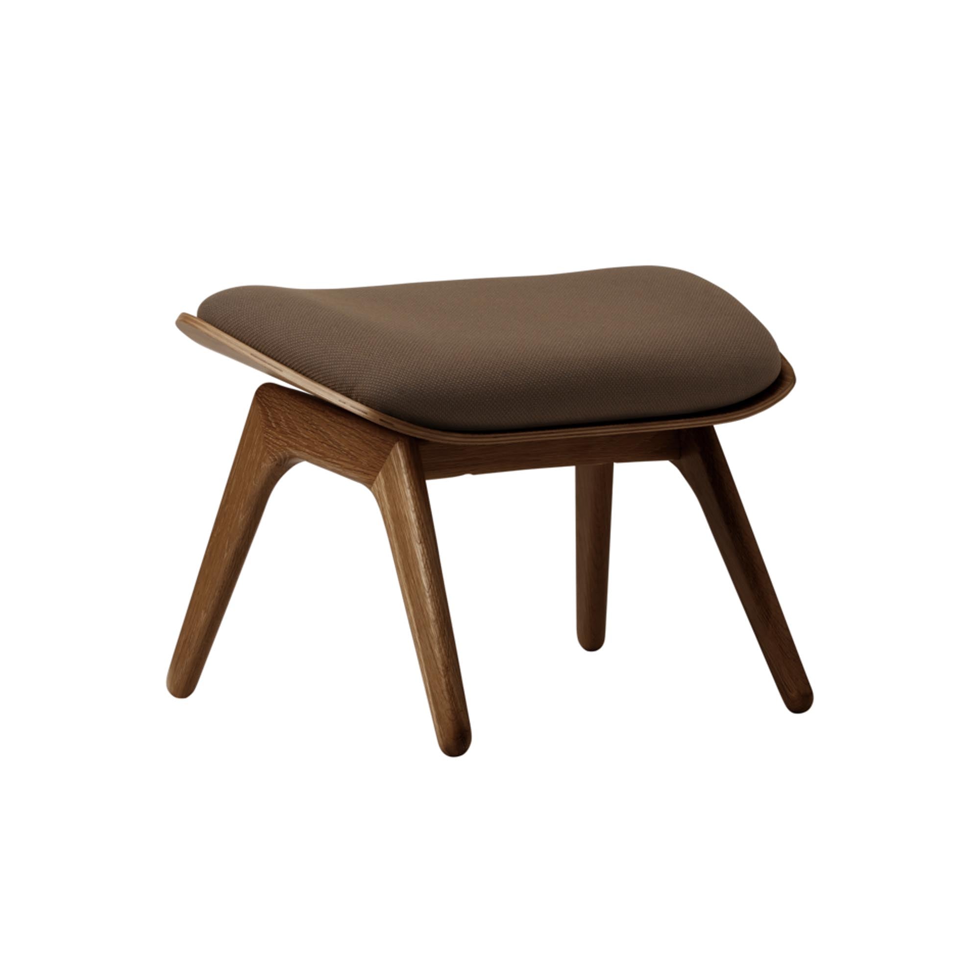 Entdecken Sie die Reader Ottoman von Umage: Elegantes Design mit Eichenbeinen, skandinavischen Farben und vielfältigen Bezügen für Ihr Zuhause.