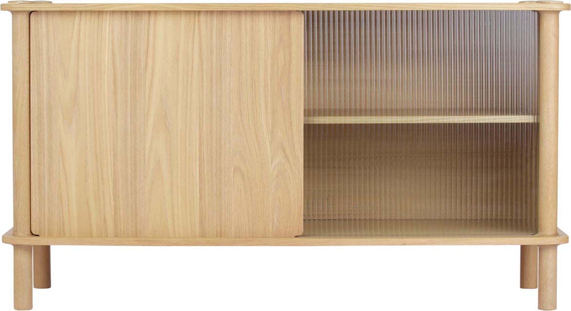 Elegantes Italic Sideboard von Umage mit harmonischer Kombination aus robuster Holztür und stilvoller Glastür für Ihr Zuhause.