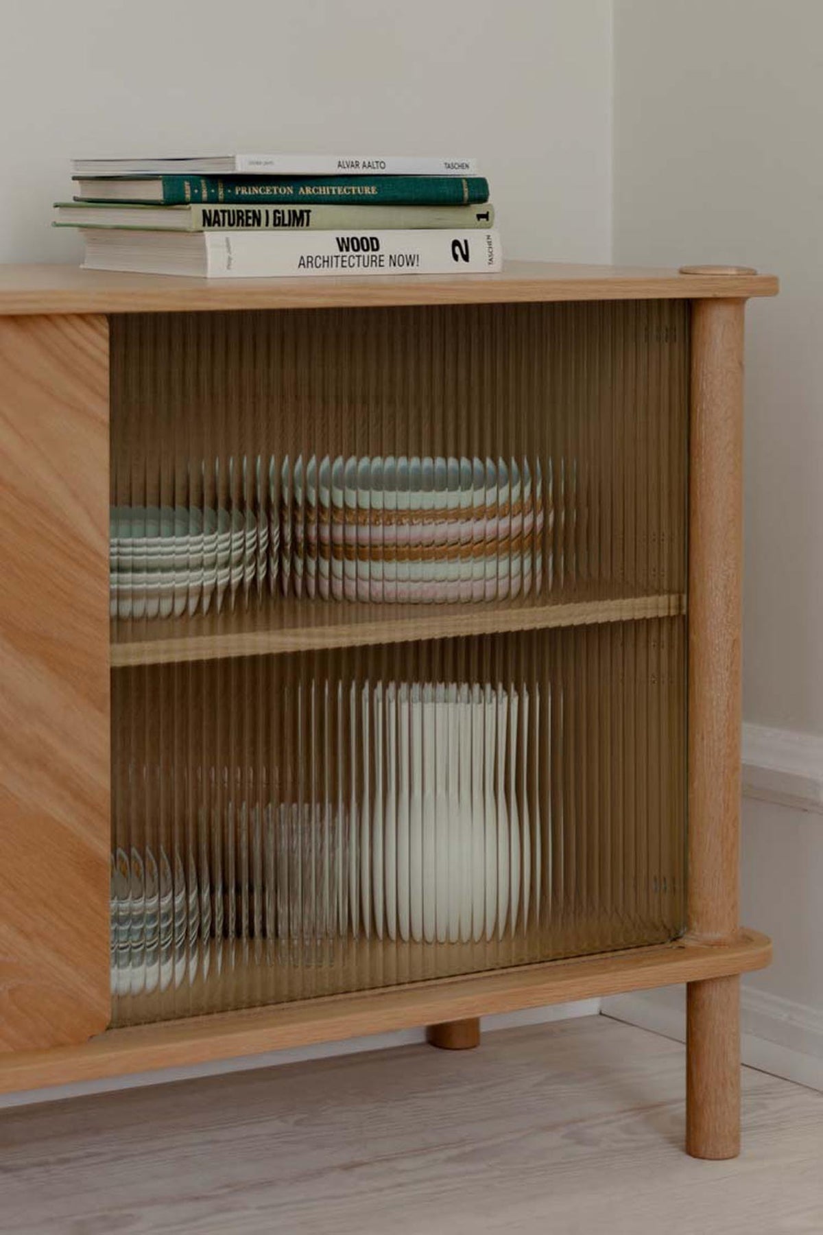 Italic Sideboard mit 2 Glastüren in Glass präsentiert im Onlineshop von KAQTU Design AG. Sideboard ist von Umage