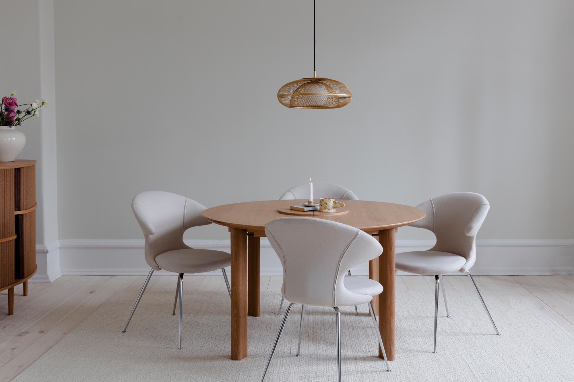 Erleben Sie den einzigartigen Faraday Lampenschirm von Umage. Skulpturaler Stahl und milchiges Opalglas schaffen eine warme, einladende Atmosphäre.