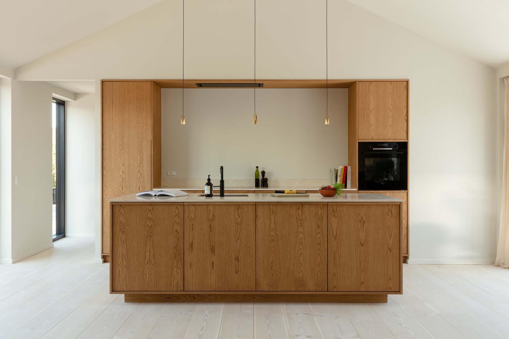 Der Brighter Days Lampenschirm von Umage bringt modernes Design und warmes Licht in jeden Raum, ideal für stilvolle Beleuchtung.