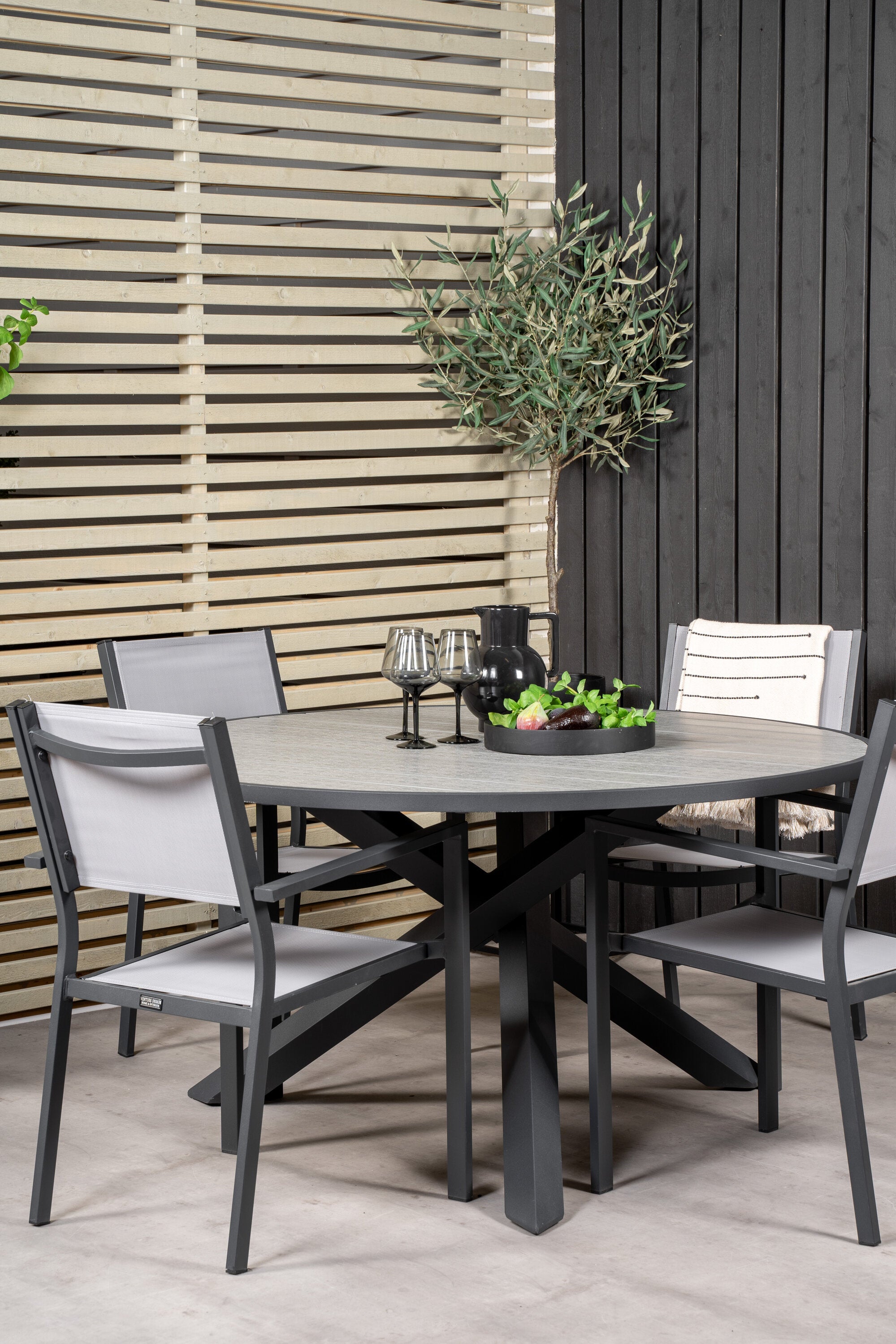Parma Outdoor-Tischset + Copacabana ⌀140cm/4St. in Schwarzgrau präsentiert im Onlineshop von KAQTU Design AG. Gartentischset ist von Venture Home