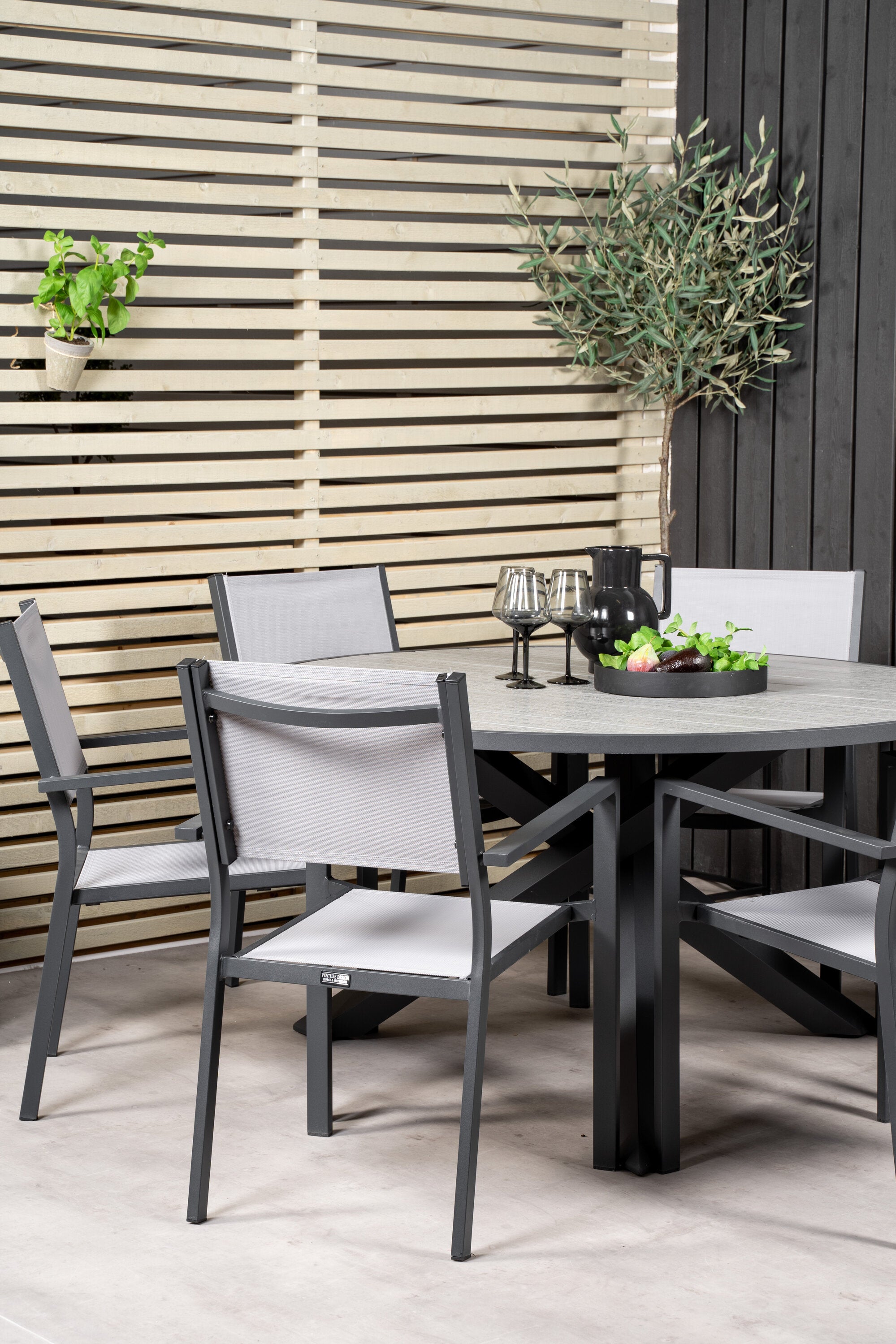 Parma Outdoor-Tischset + Copacabana ⌀140cm/6St. in Schwarzgrau präsentiert im Onlineshop von KAQTU Design AG. Gartentischset ist von Venture Home