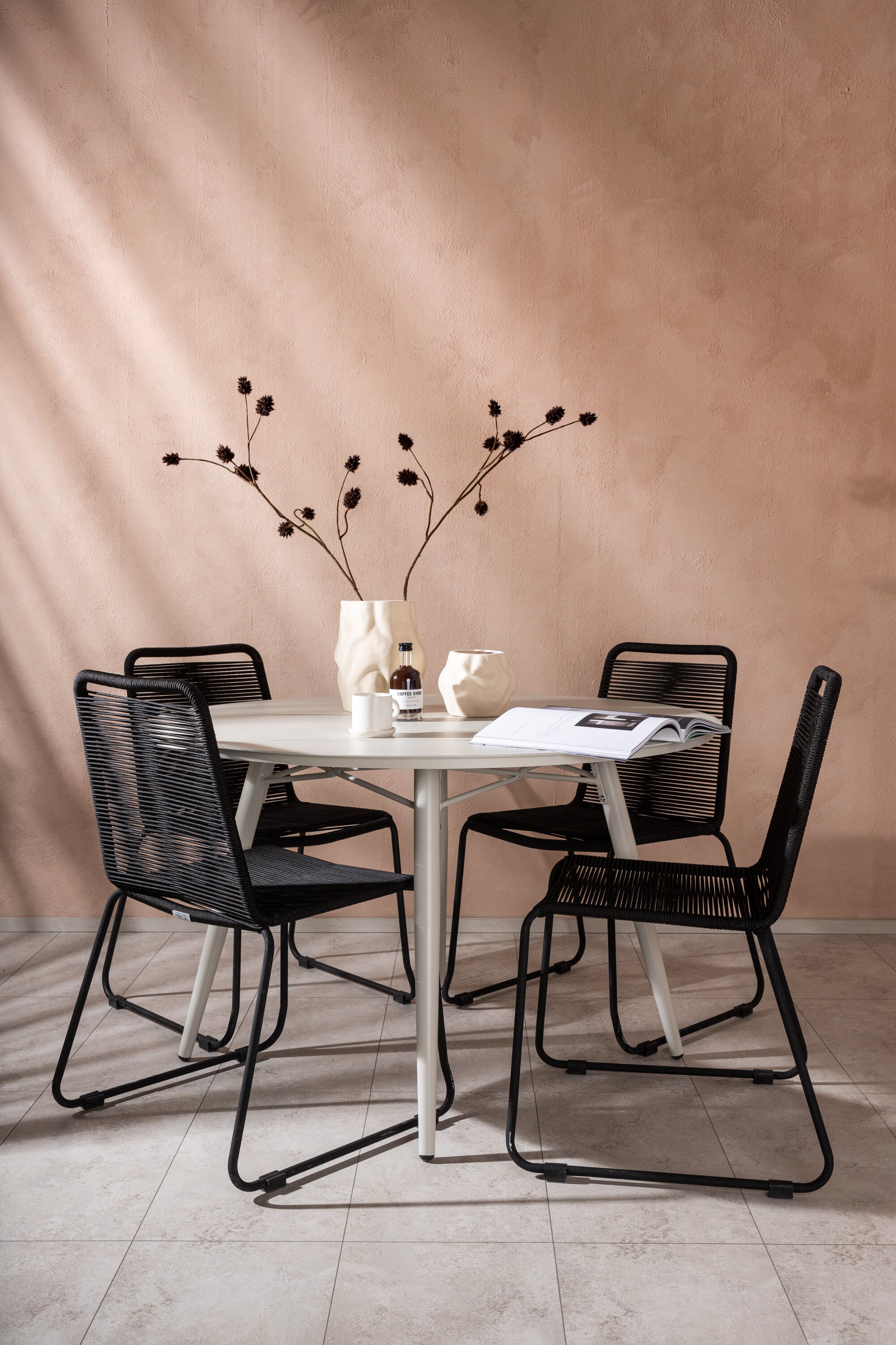 Lina Outdoor-Tischset + Lindos Stacking ⌀120cm/4St. in Schwarz präsentiert im Onlineshop von KAQTU Design AG. Gartentischset ist von Venture Home