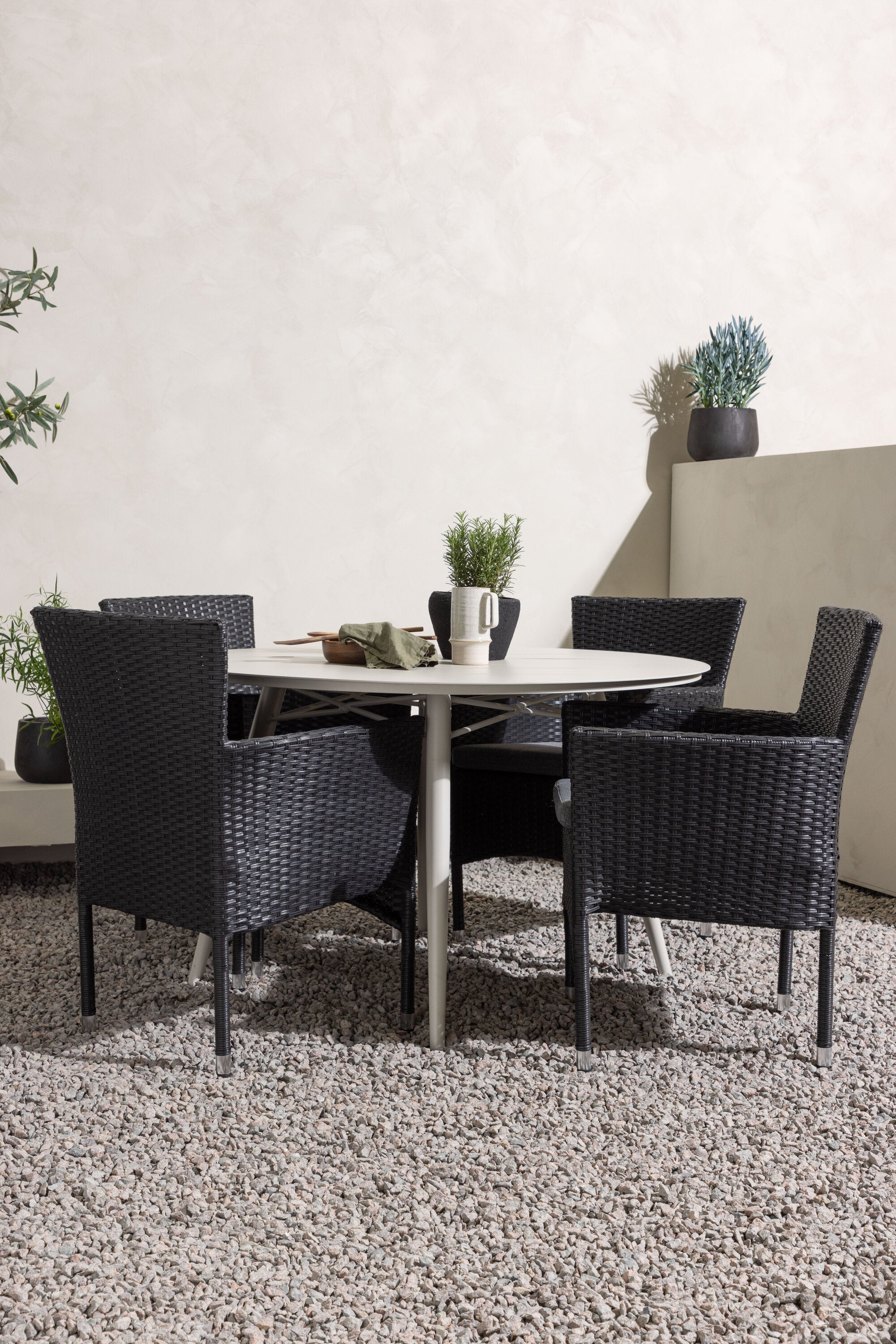 Lina Outdoor-Tischset + Malina ⌀120cm/4St. in Beige / Schwarz präsentiert im Onlineshop von KAQTU Design AG. Gartentischset ist von Venture Home