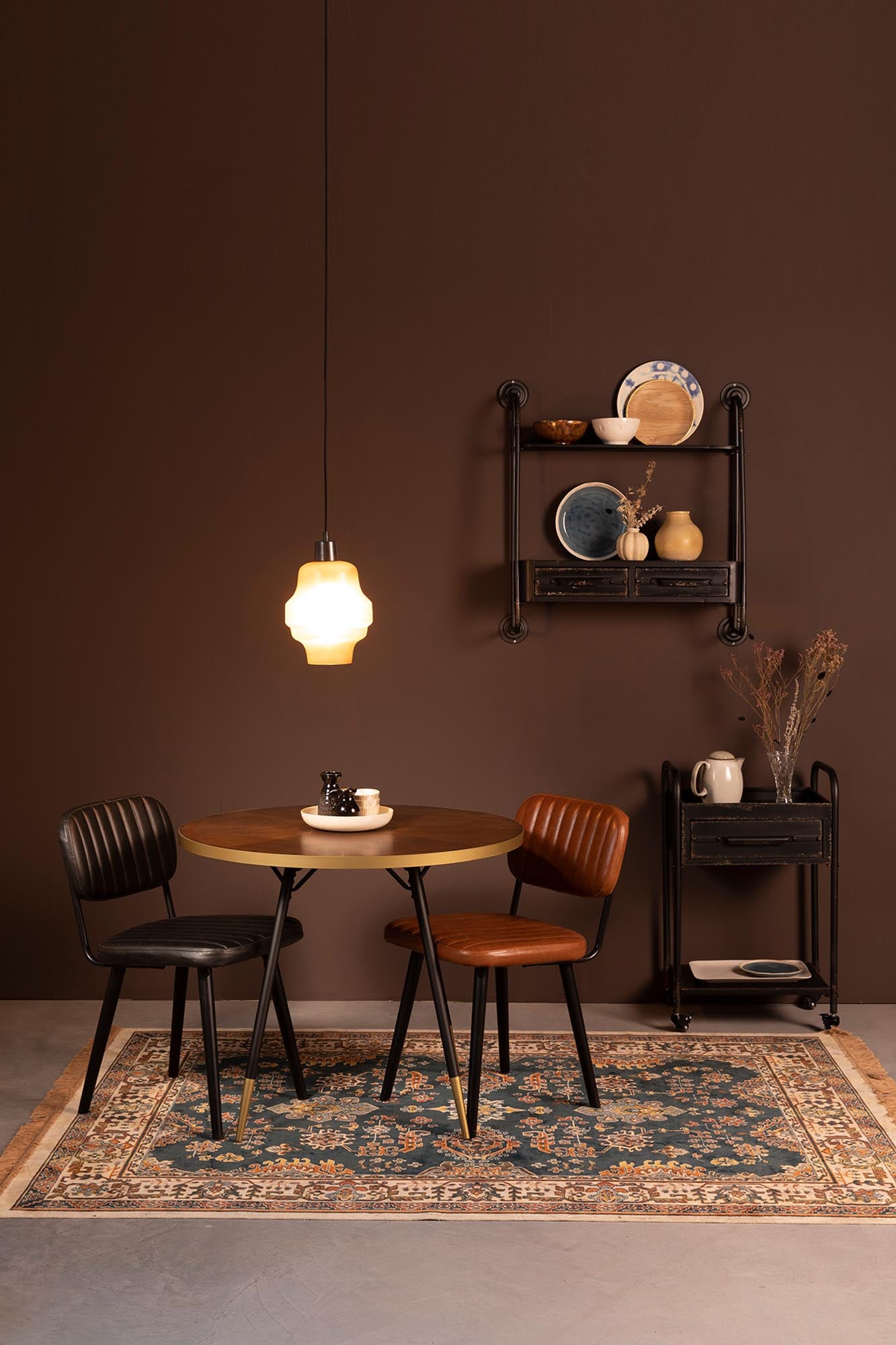 Der Stuhl "Jake Worn" von White Label Living kombiniert robustes Eichengestell mit Vintage-Kunstleder. Perfekt für stilvolle Akzente im Esszimmer oder Wohnzimmer.