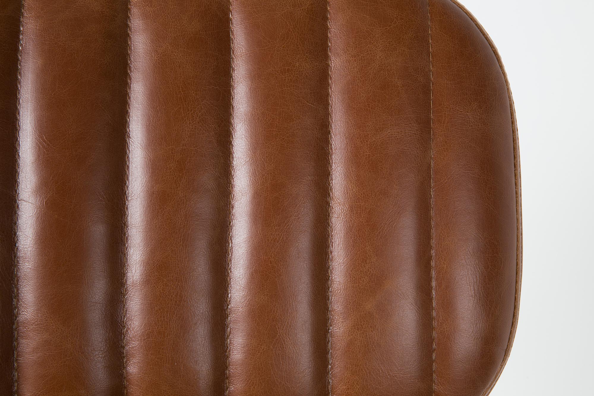 Entdecken Sie den Stuhl JAKE WORN von White Label Living – eine harmonische Verbindung aus rustikalem Stil und modernem Design.