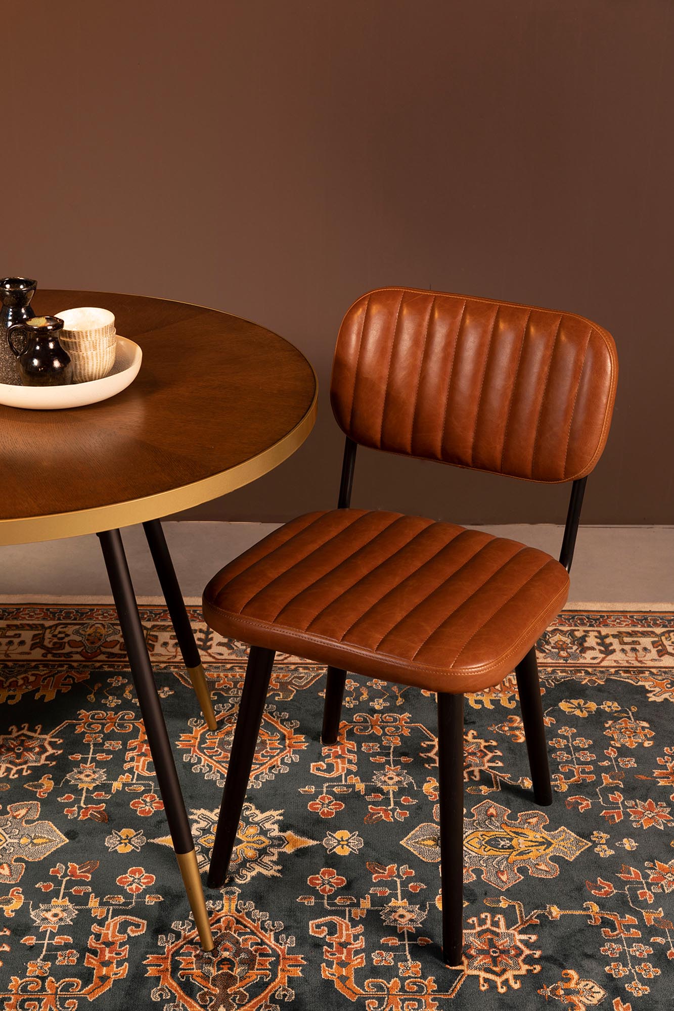 Entdecken Sie den JAKE WORN Stuhl von White Label Living – eine perfekte Kombination aus modernem Design und gemütlichem Sitzkomfort.