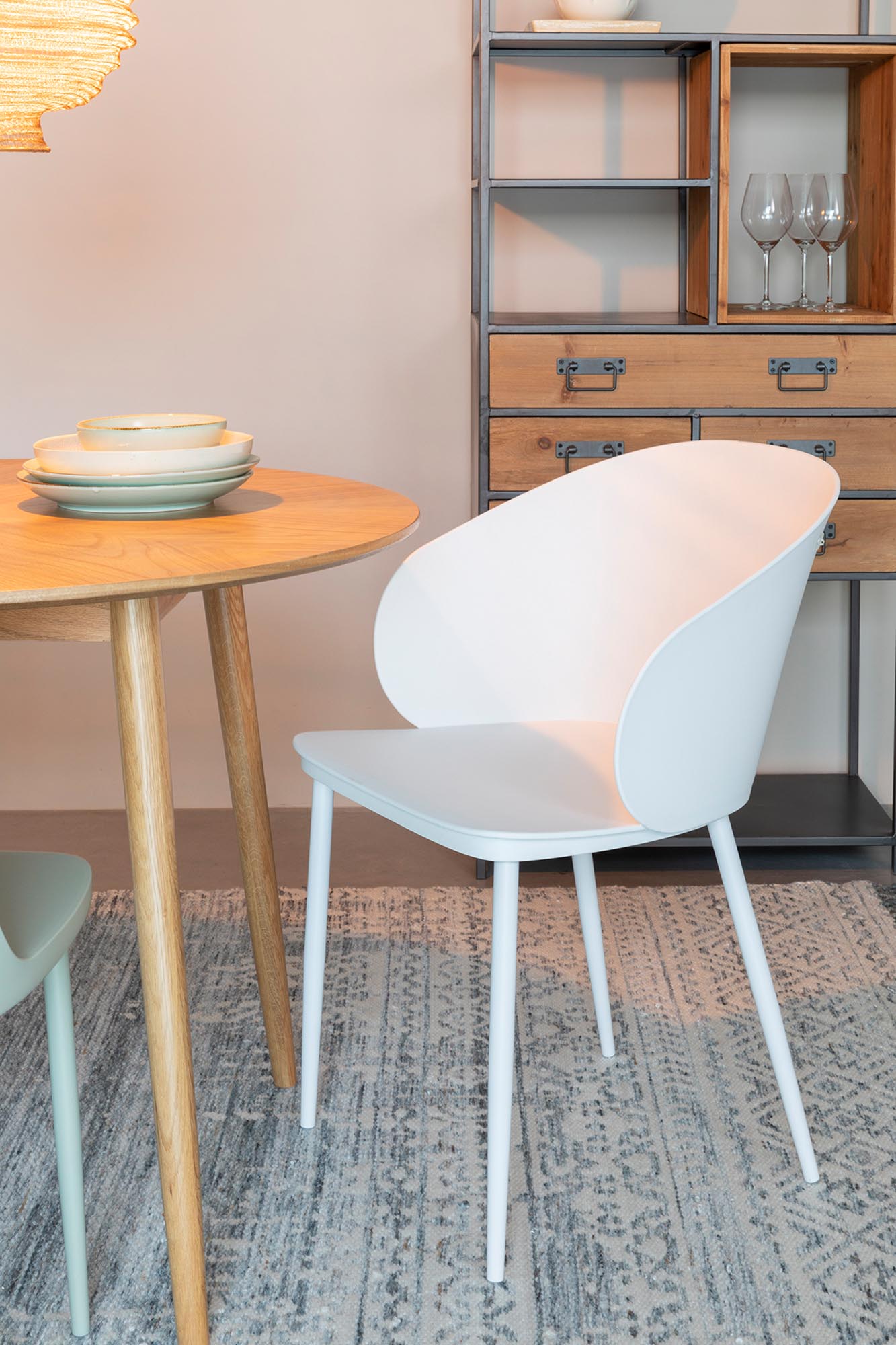 Entdecken Sie den GIGI Stuhl von White Label Living – stilvolle Eleganz und optimaler Komfort für Ihr Zuhause.