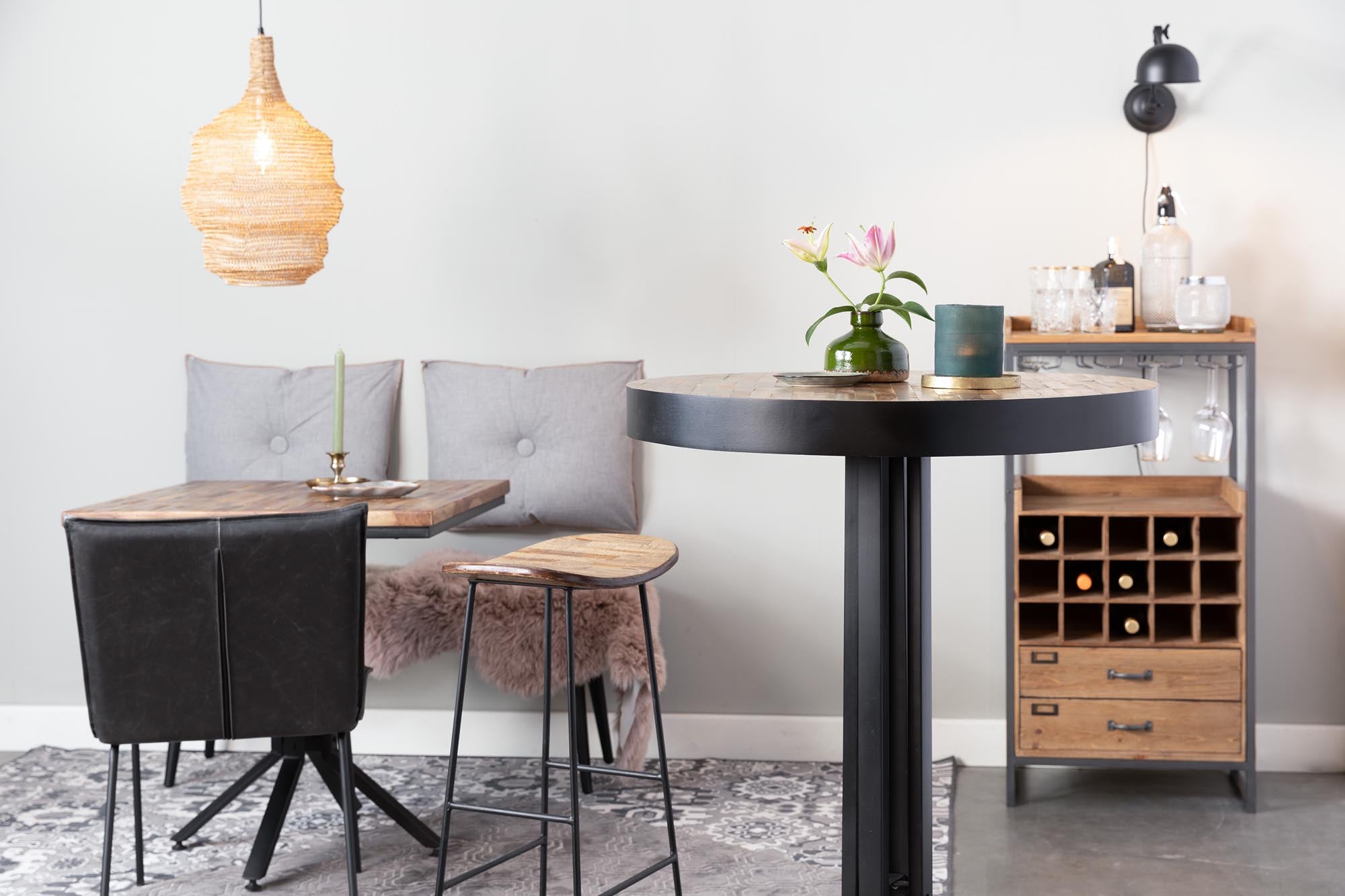 Der Barstuhl TANGLE von White Label Living vereint elegantes Design und hohen Komfort. Ideal für Ihre Bar oder Küche, in vielen Farben erhältlich!