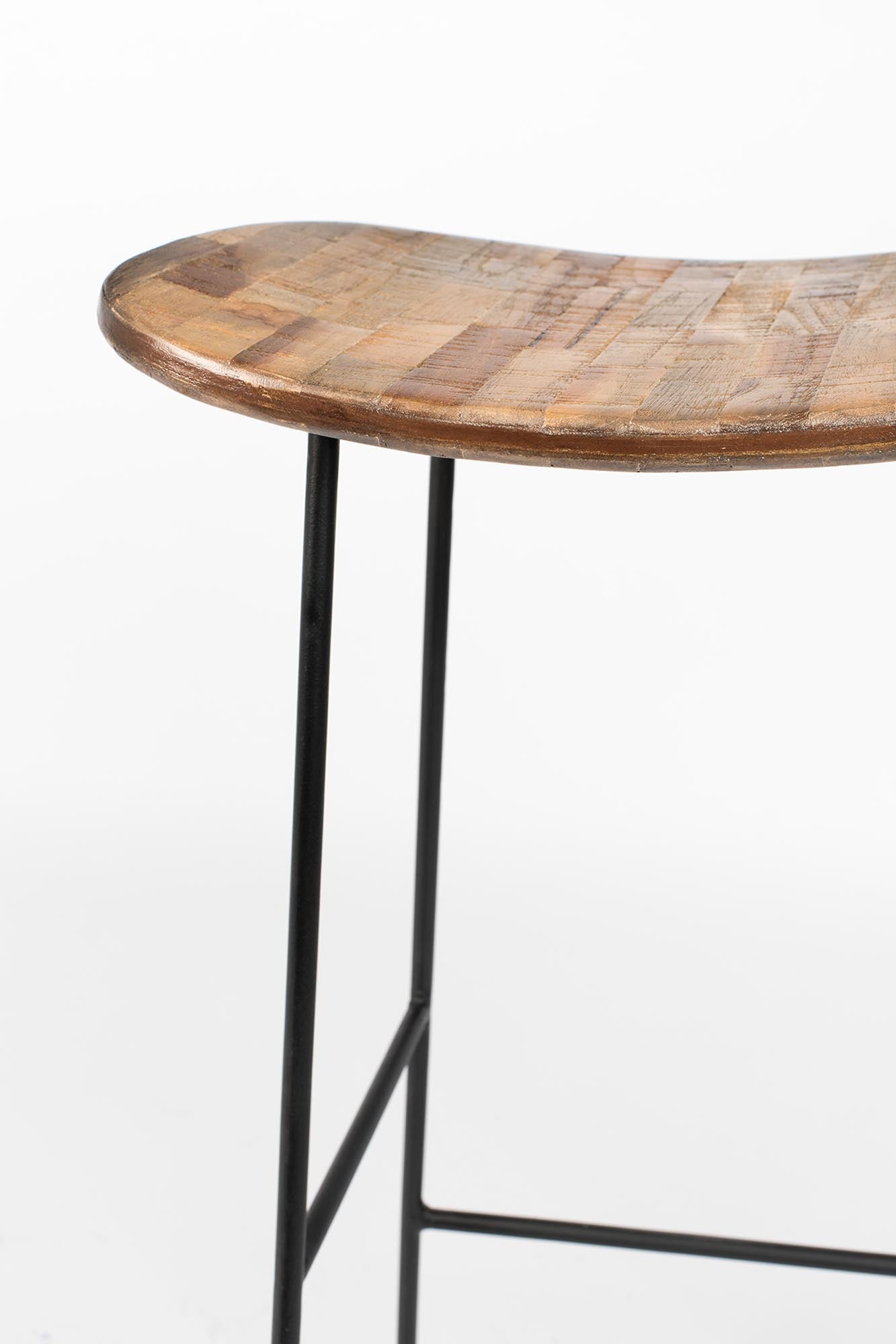 Entdecken Sie den Barstuhl TANGLE von White Label Living – ein elegantes Möbelstück, das Komfort und modernes Design für Ihre Bar oder Küche bietet.