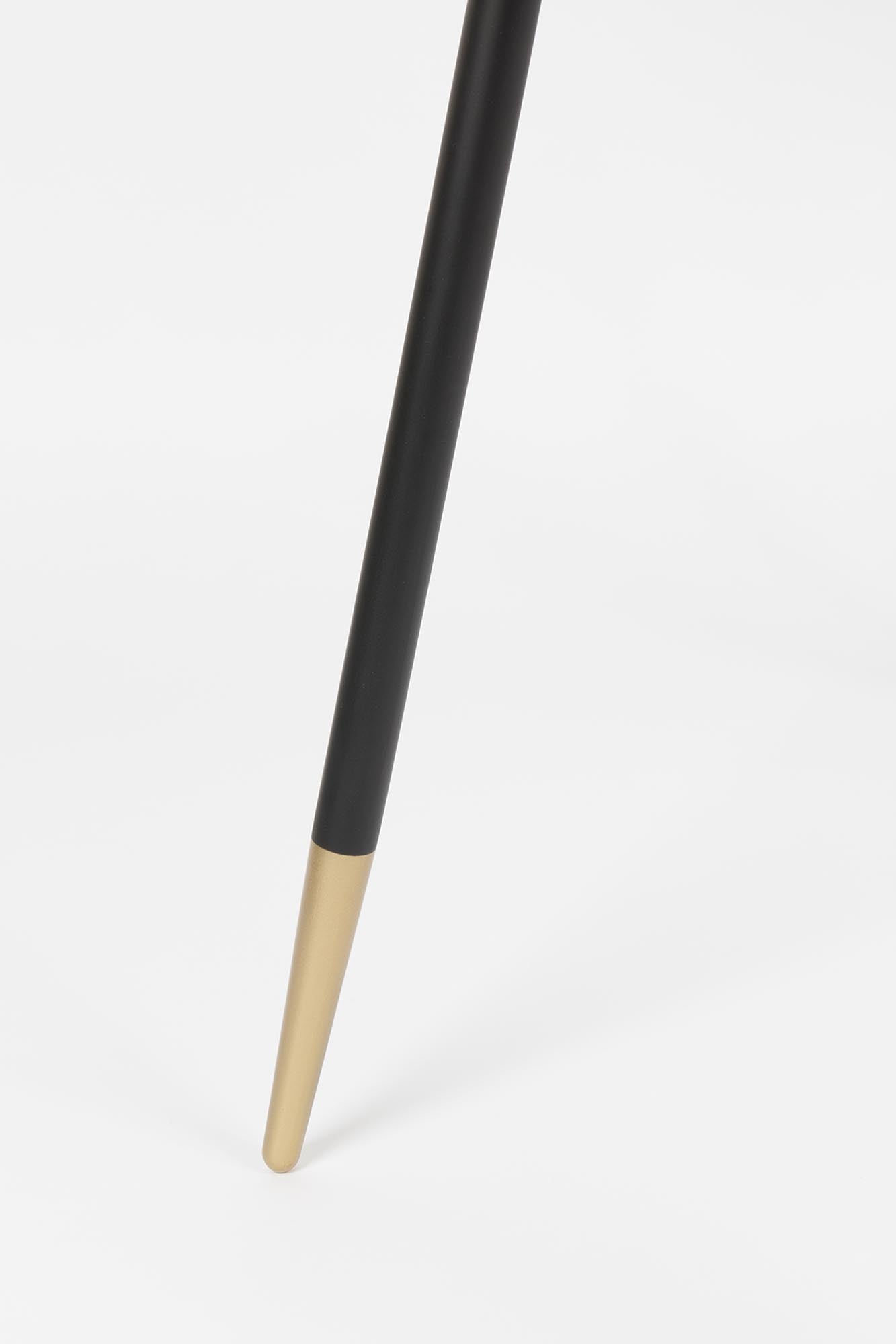 Der runde Tisch DENISE von White Label Living vereint elegantes Design mit Funktionalität – ideal für Ihr modernes Zuhause und gesellige Runden.