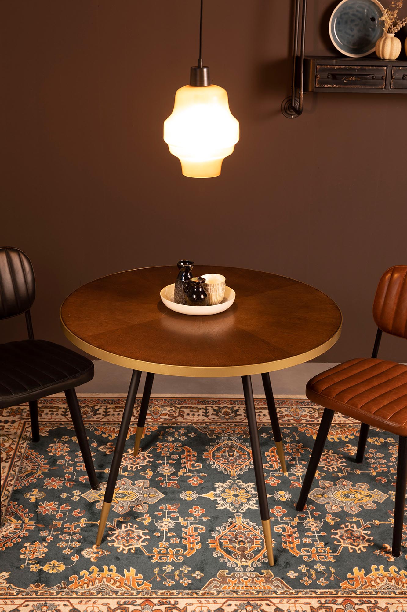 Der runde Tisch DENISE von White Label Living besticht durch sein stilvolles Design und passt perfekt in jedes moderne Wohnambiente.