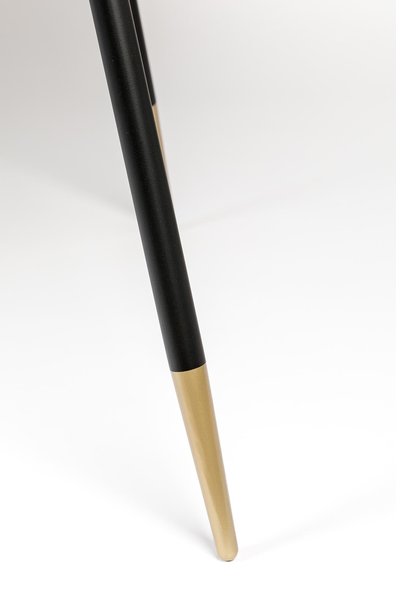 Eleganter Tisch DENISE OVAL: Ovale Form, grosszügige Holz-Metall-Konstruktion, ideal für Mahlzeiten und Dekoration.