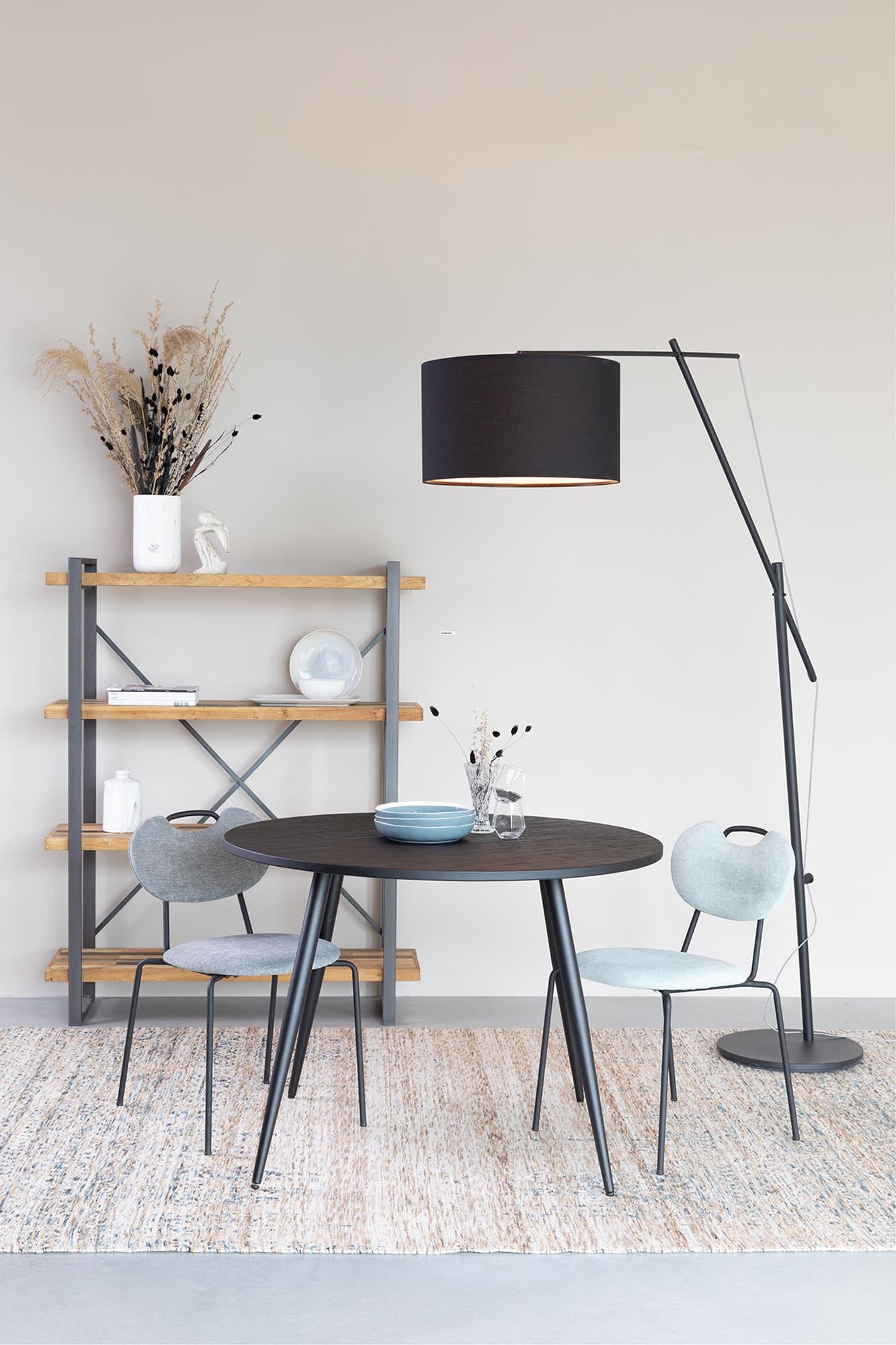 Entdecken Sie den Tisch MO von White Label Living: Modernes Design, robuste Holz-Metall-Kombination und individuelle Farbwahl für Ihr Zuhause.