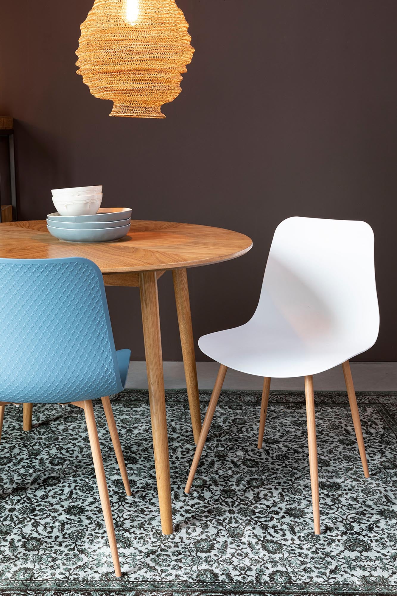 Der runde Tisch Fabio von White Label Living vereint stilvolles Design und Funktionalität, ideal für moderne Wohnräume.