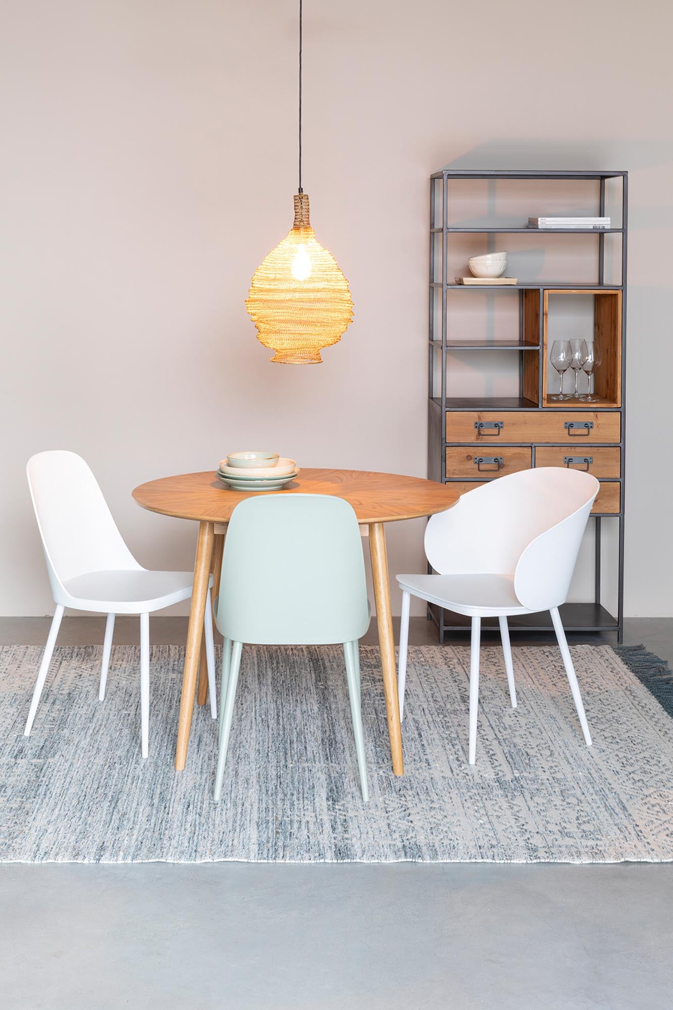 Entdecken Sie den runden Tisch Fabio von White Label Living – ein elegantes Möbelstück, das Stil und Funktionalität vereint.