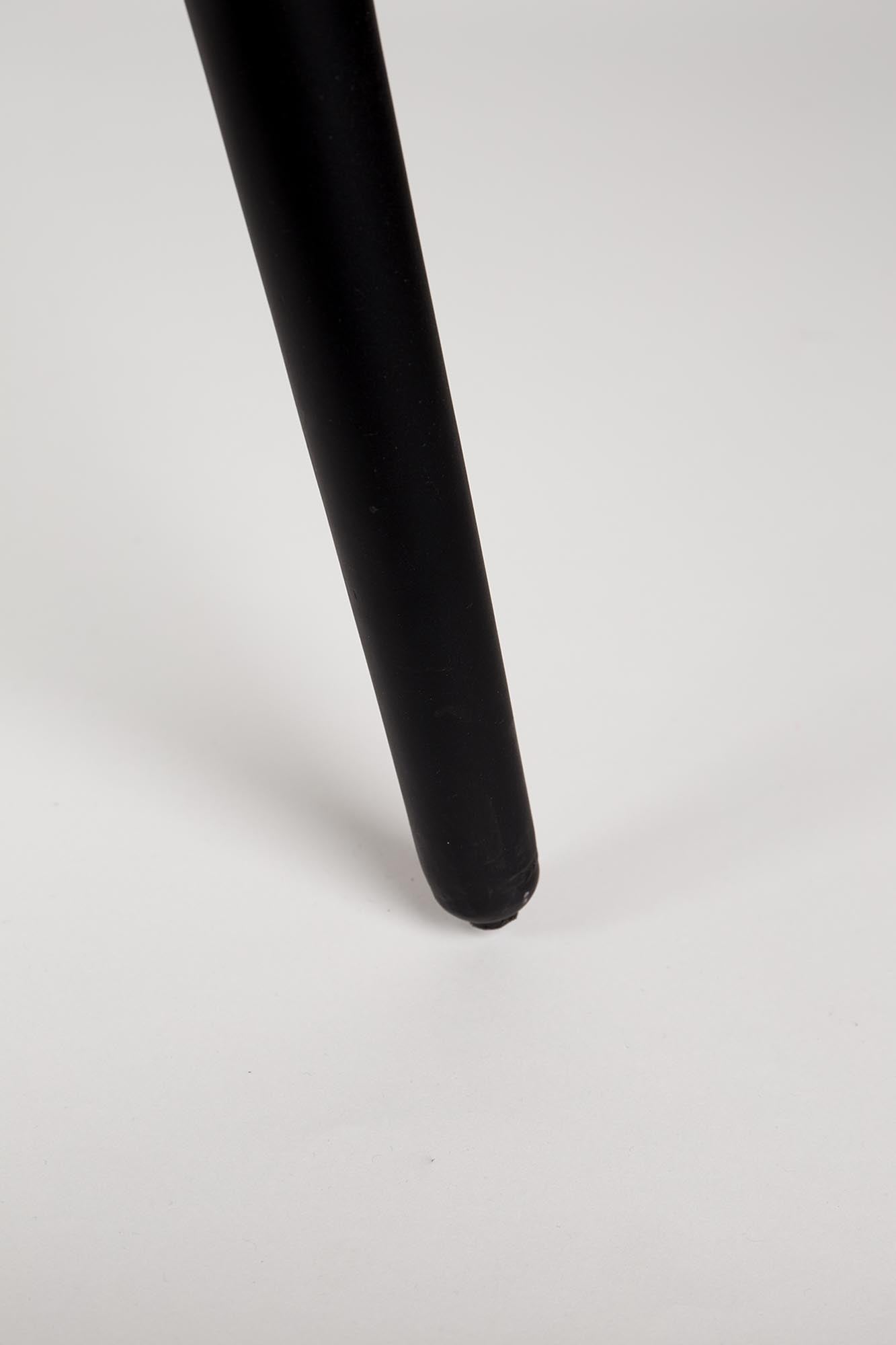 Stilvoller Schreibtisch LEO: Minimalistisches Design, robuste MDF-Holzkonstruktion, praktische Kabeldurchführungen.