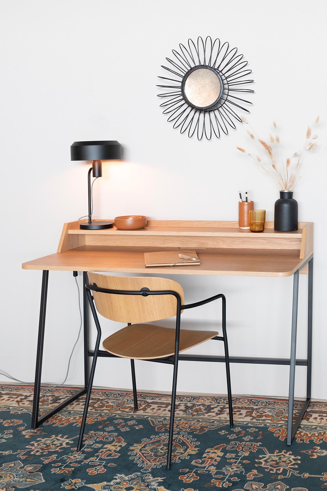 Entdecken Sie den Schreibtisch GIORGIO von White Label Living – ein eleganter Arbeitsplatz, der Funktionalität und modernes Design für Ihr Homeoffice vereint.