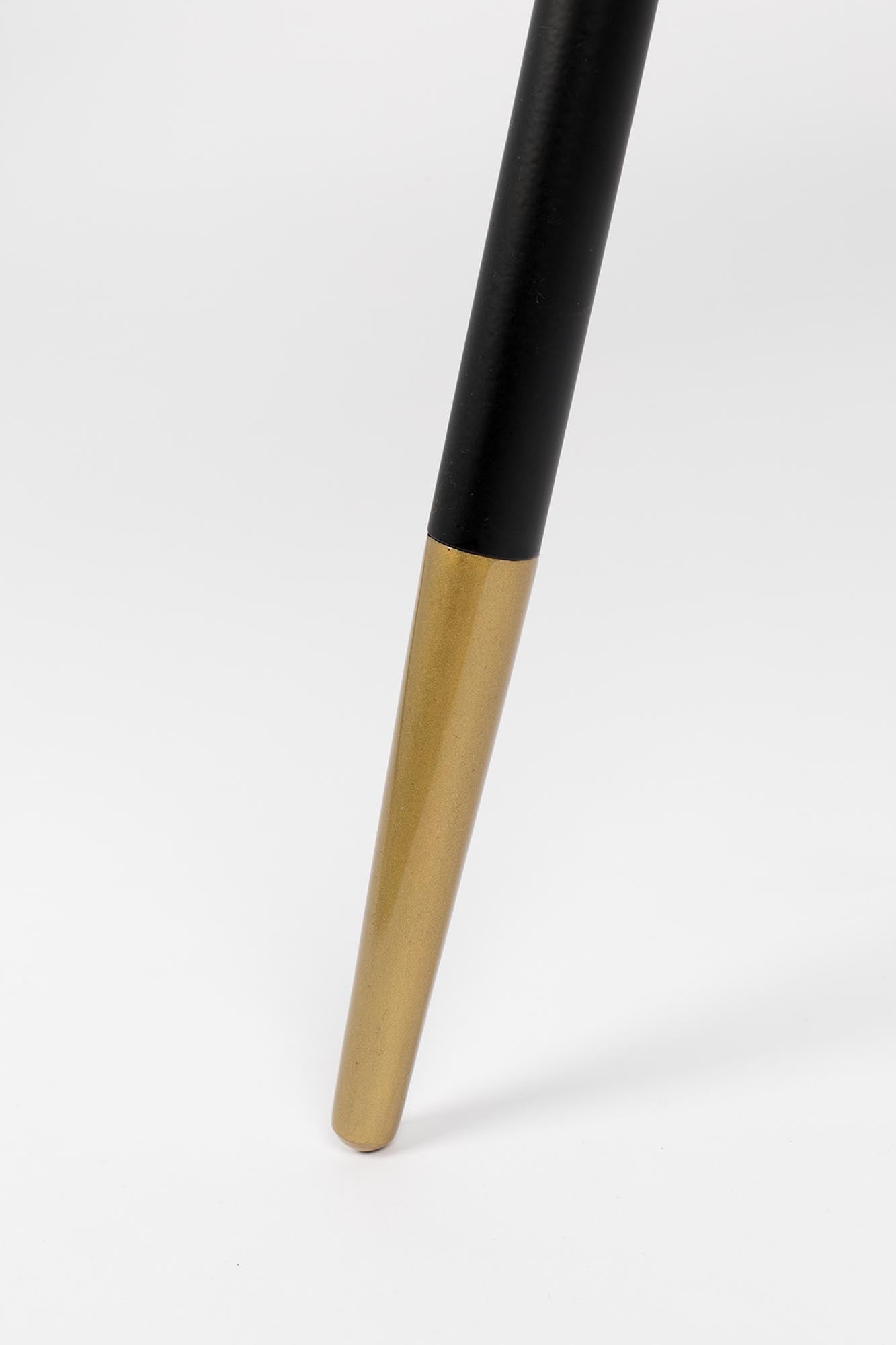 Der Beistelltisch DENISE von White Label Living vereint modernes Design und Funktionalität. Aus robustem MDF gefertigt, bietet er eine pflegeleichte Melaminoberfläche und ist ideal für jeden Raum.