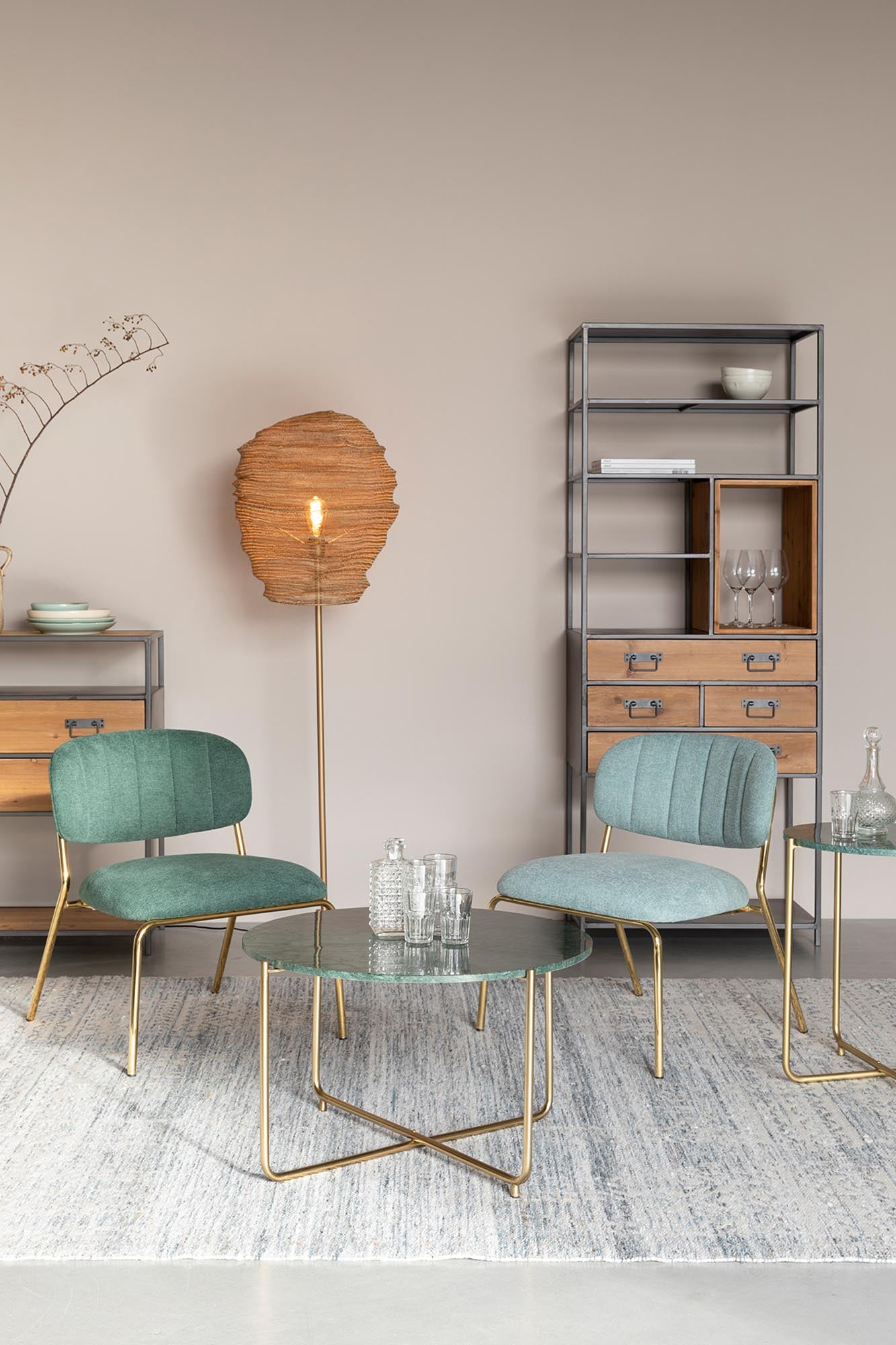 Der stilvolle Beistelltisch TIMPA MARBLE von White Label Living vereint modernes Design und praktische Nutzung – ideal für jedes Zuhause.