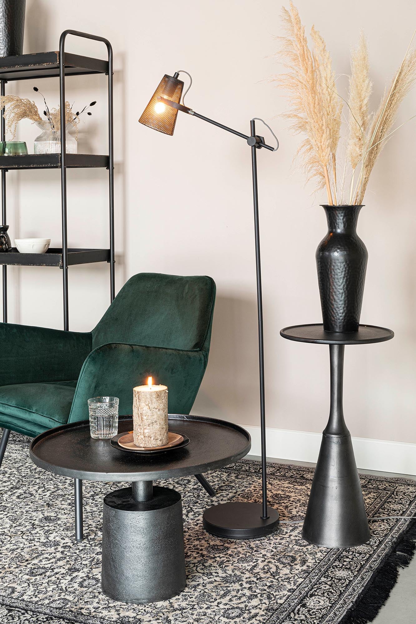 Entdecken Sie den stilvollen Beistelltisch MASON von White Label Living – ein elegantes Möbelstück, das jedem Raum einen modernen Akzent verleiht.