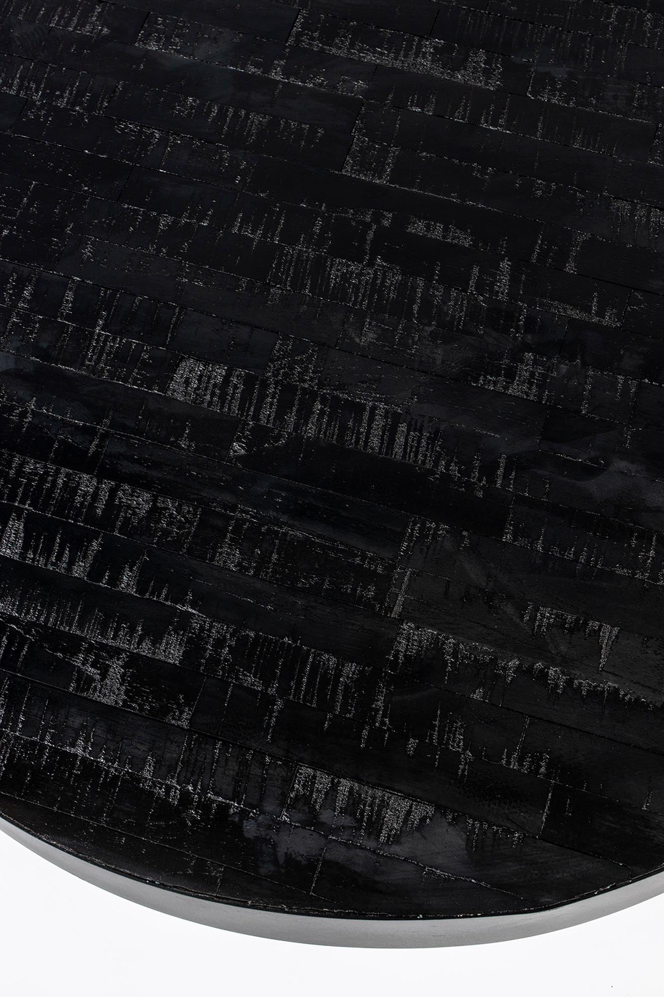 Eleganter Beistelltisch SURI von White Label Living: Funktionalität trifft auf modernes Design mit pflegeleichter Oberfläche und robusten Metallbeinen.