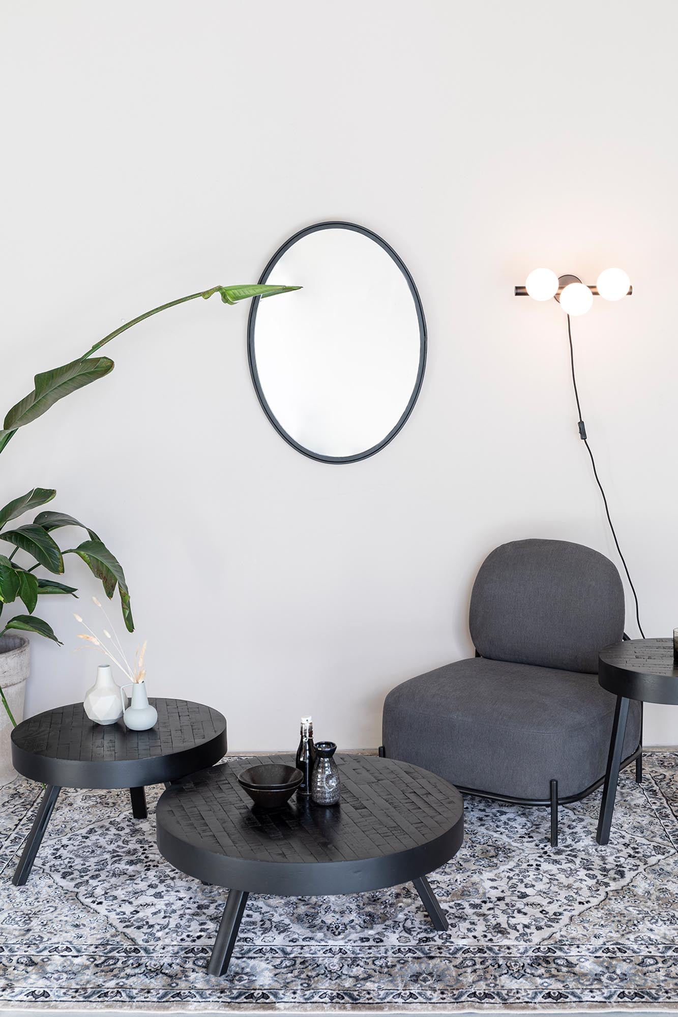 Entdecken Sie den stilvollen Beistelltisch SURI von White Label Living – ein modernes Design mit stabiler MDF-Oberfläche und robusten Metallbeinen.