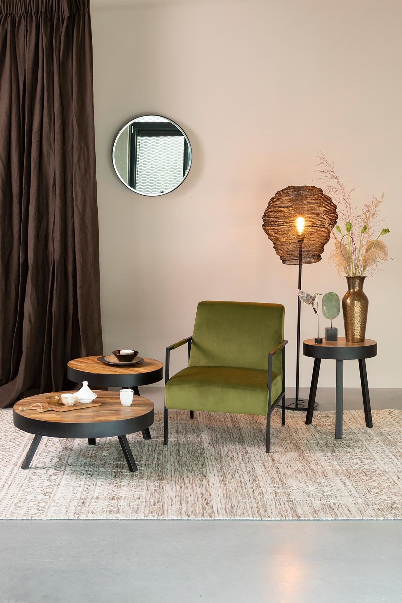 Beistelltisch SURI von White Label Living: Stilvolles Möbelstück, das Eleganz und praktische Nutzung harmonisch vereint.