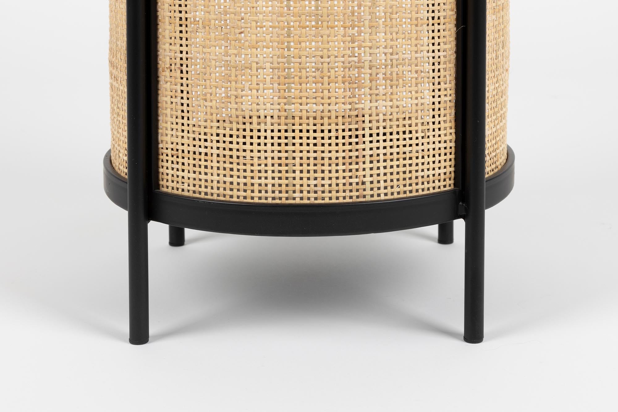 Eleganter Beistelltisch MAKOTO: Kratzfeste MDF-Tischplatte, pulverbeschichtete Metallbeine, vielseitig und pflegeleicht.