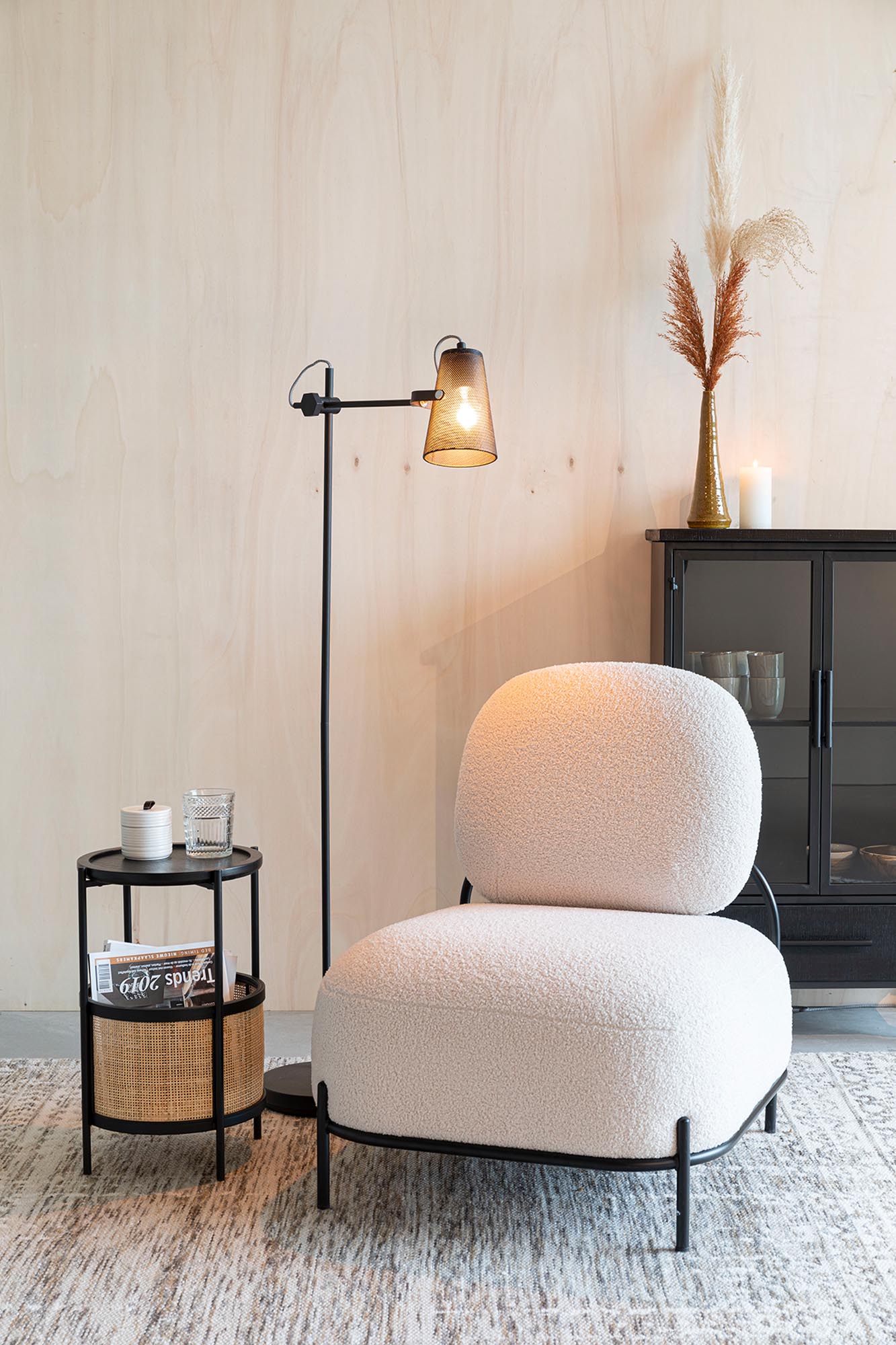 Eleganter Beistelltisch MAKOTO von White Label Living: Hochwertige MDF-Oberfläche, langlebige Metallbeine, perfekt für modernes Wohnen.