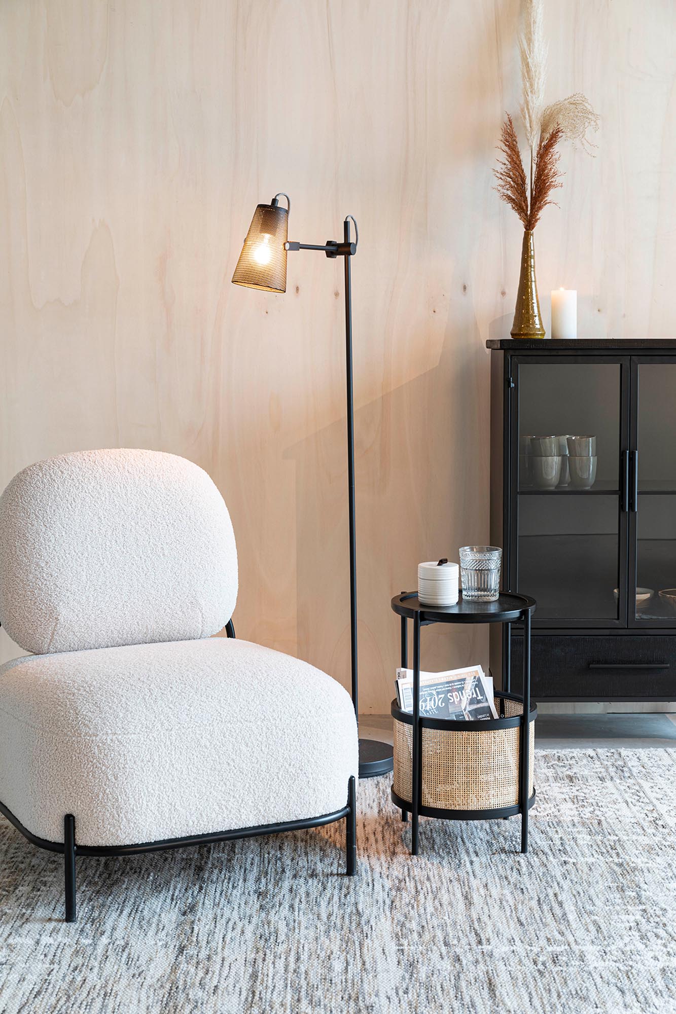 Stylischer Beistelltisch MAKOTO von White Label Living: Robuste MDF-Oberfläche, stabile Metallbeine, ideal für zeitgemäße Einrichtung.